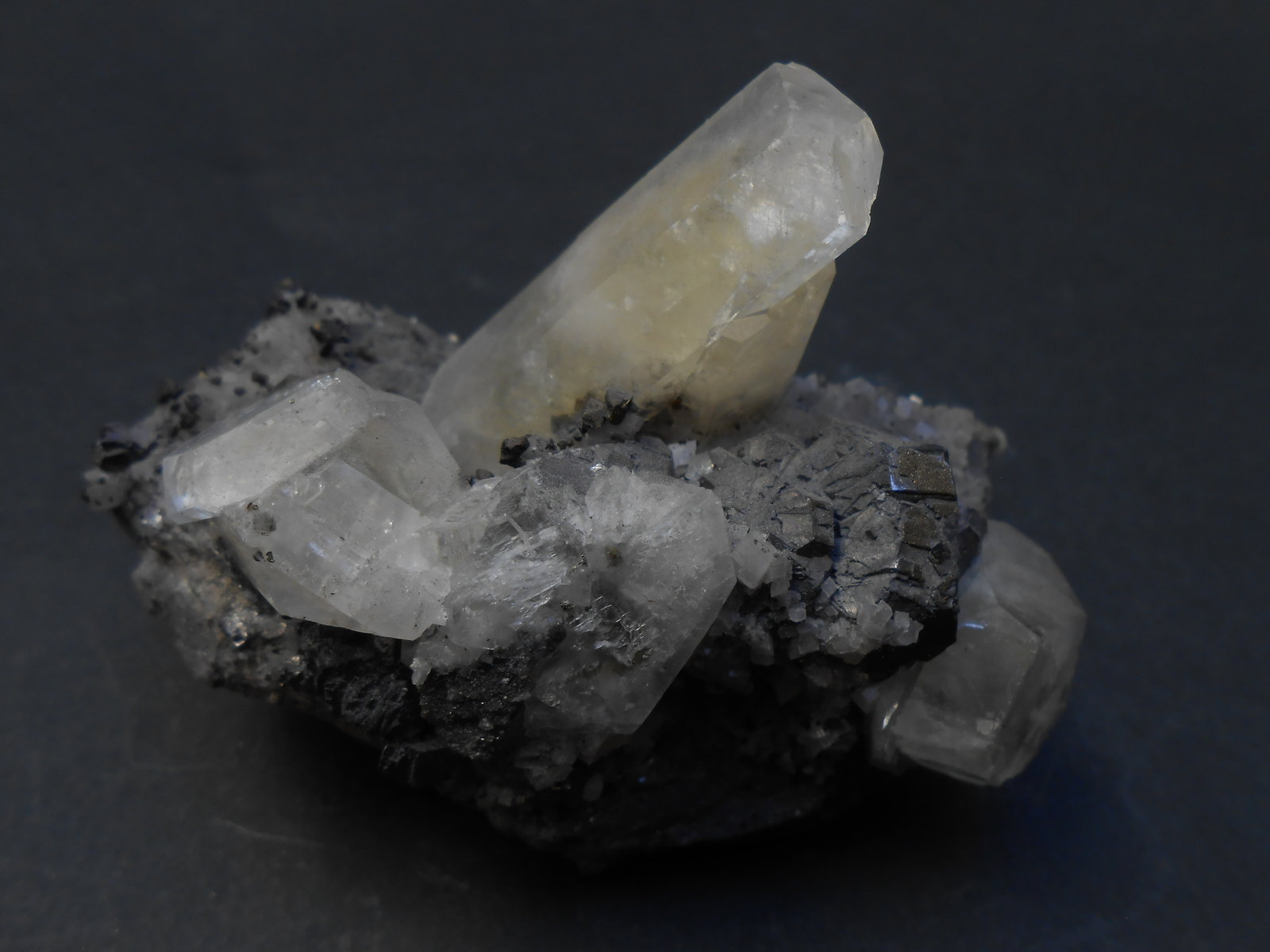 Calcita, Galena y Calcopirita
8 x 6 x 4 cm
(Autor: Antonio Alcaide)