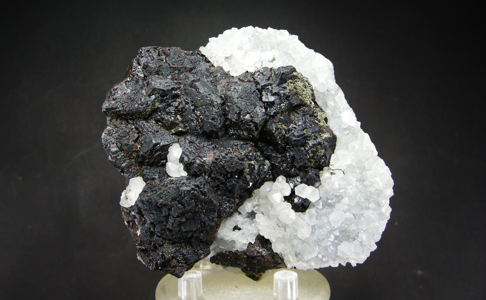 Esfalerita, Cuarzo
9 x 7.5 cm
(Autor: Diego Navarro)