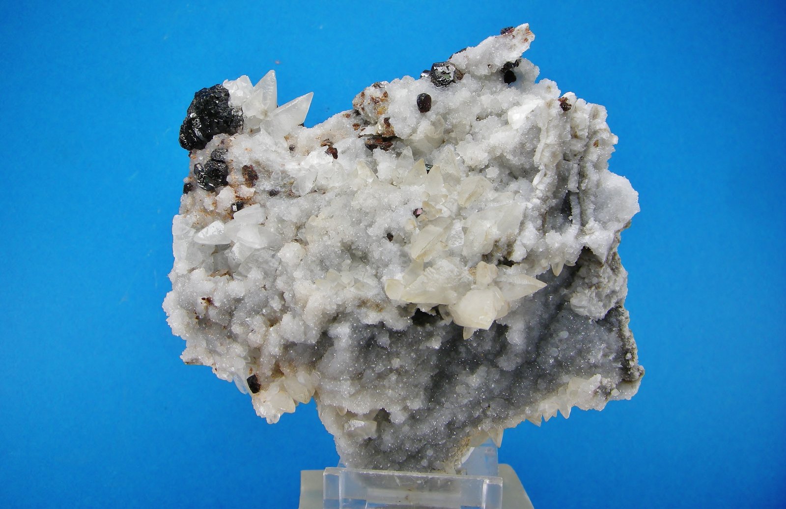 Esfalerita (blenda), Calcita, Cuarzo
11 x 11 cm
(Autor: Diego Navarro)
