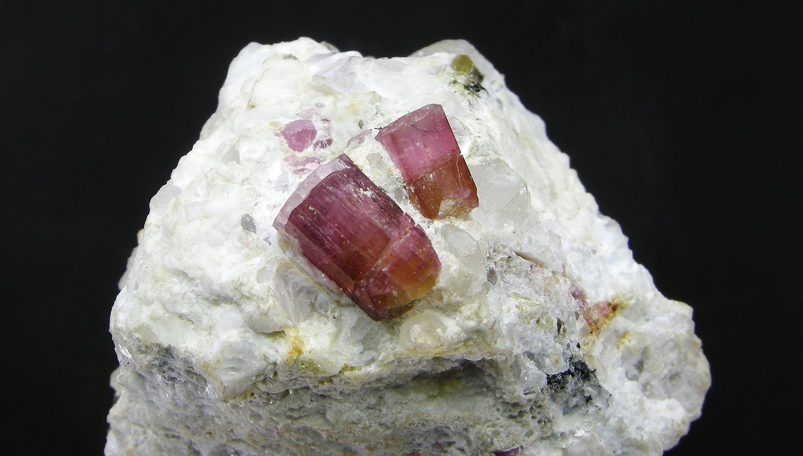 Elbaita (variedad rubelita)
Cristales de 0.9 y 0.6 cm
(Autor: Diego Navarro)