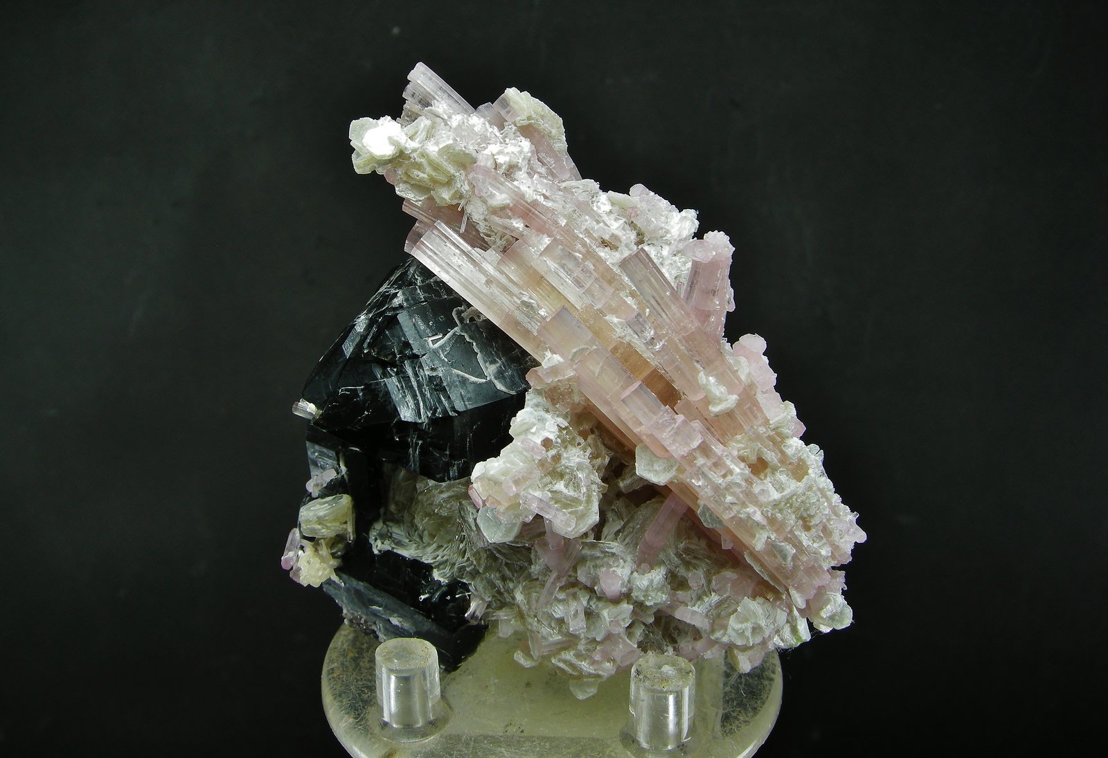 Elbaita, Cuarzo (variedad ahumado), Mica (Grupo)
7 x 6 cm
(Autor: Diego Navarro)