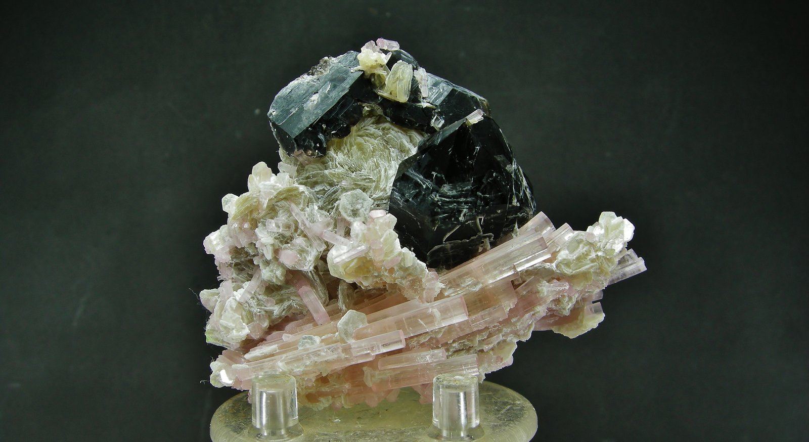 Elbaita, Cuarzo (variedad ahumado), Mica (Grupo)
7 x 6 cm
(Autor: Diego Navarro)