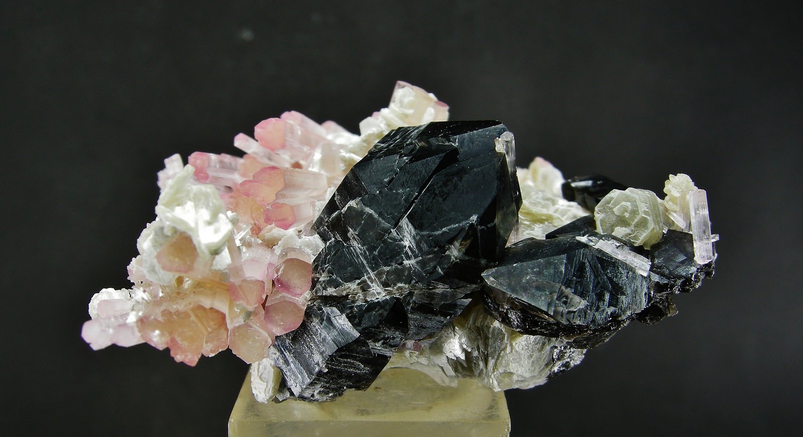 Elbaita, Cuarzo (variedad ahumado), Mica (Grupo)
7 x 6 cm
(Autor: Diego Navarro)
