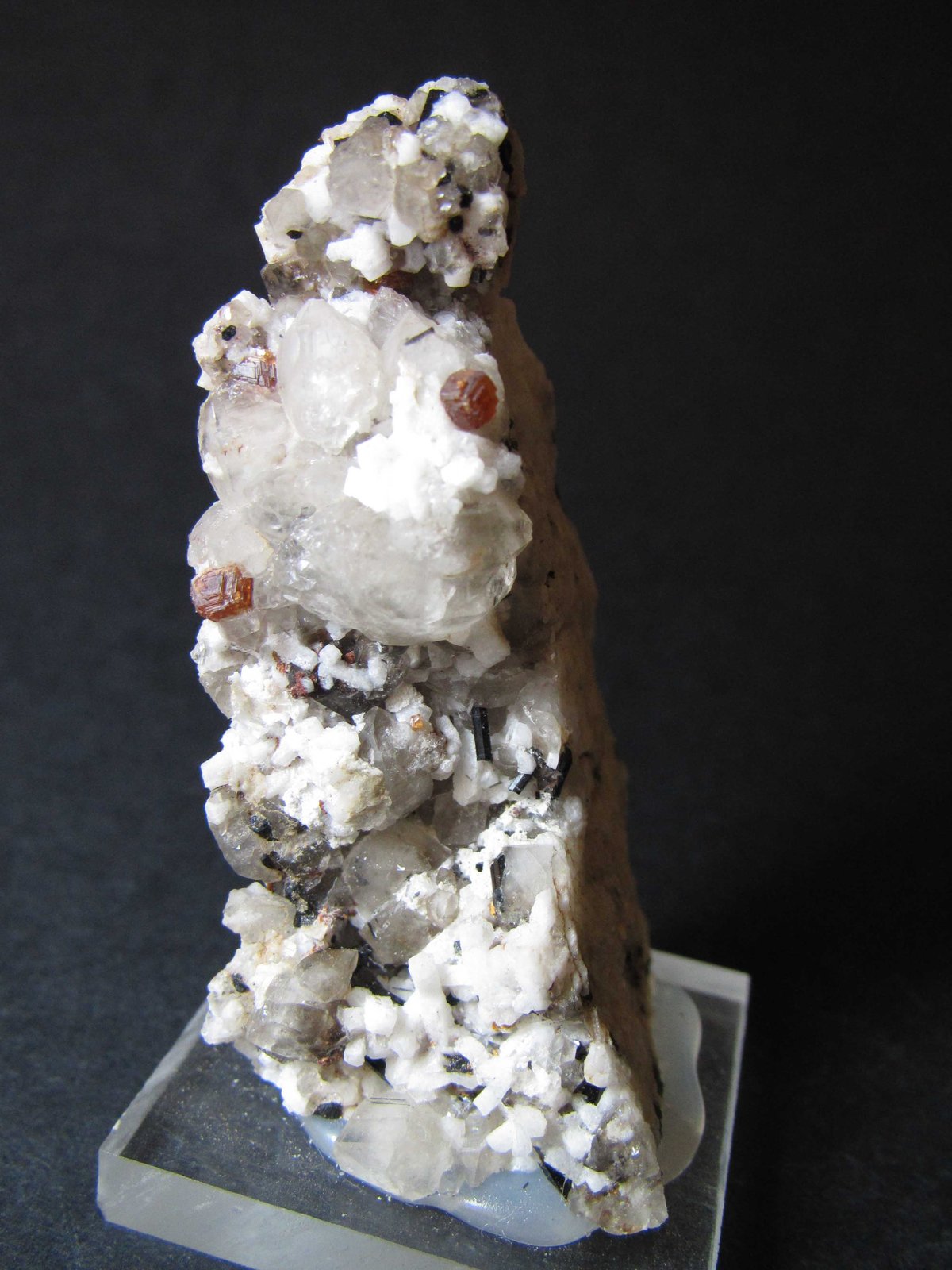 Spessartina (Espesartina), Microclina, Chorlo y Cuarzo (variedad hialino)
6 x 2'5 cm.
(Autor: prcantos)