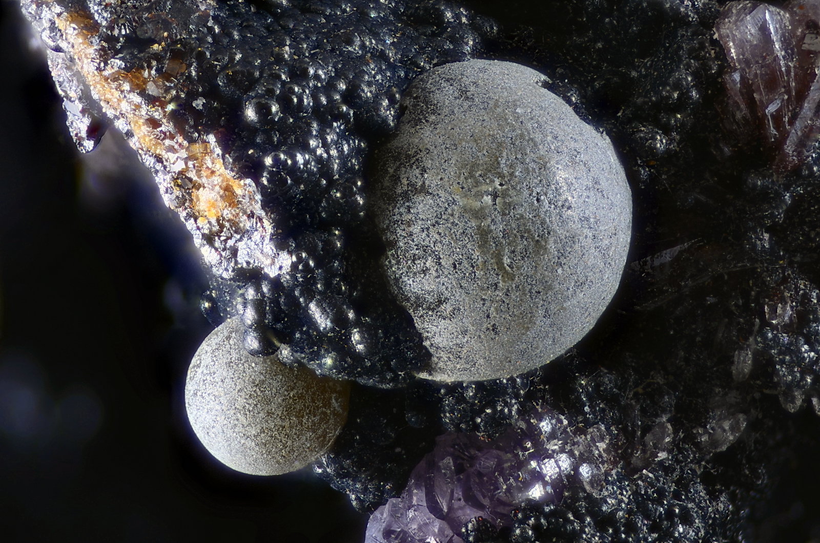 Dufrénita, Estrengita
Campo de visión 3,5 mm
(Autor: Juan Miguel)
