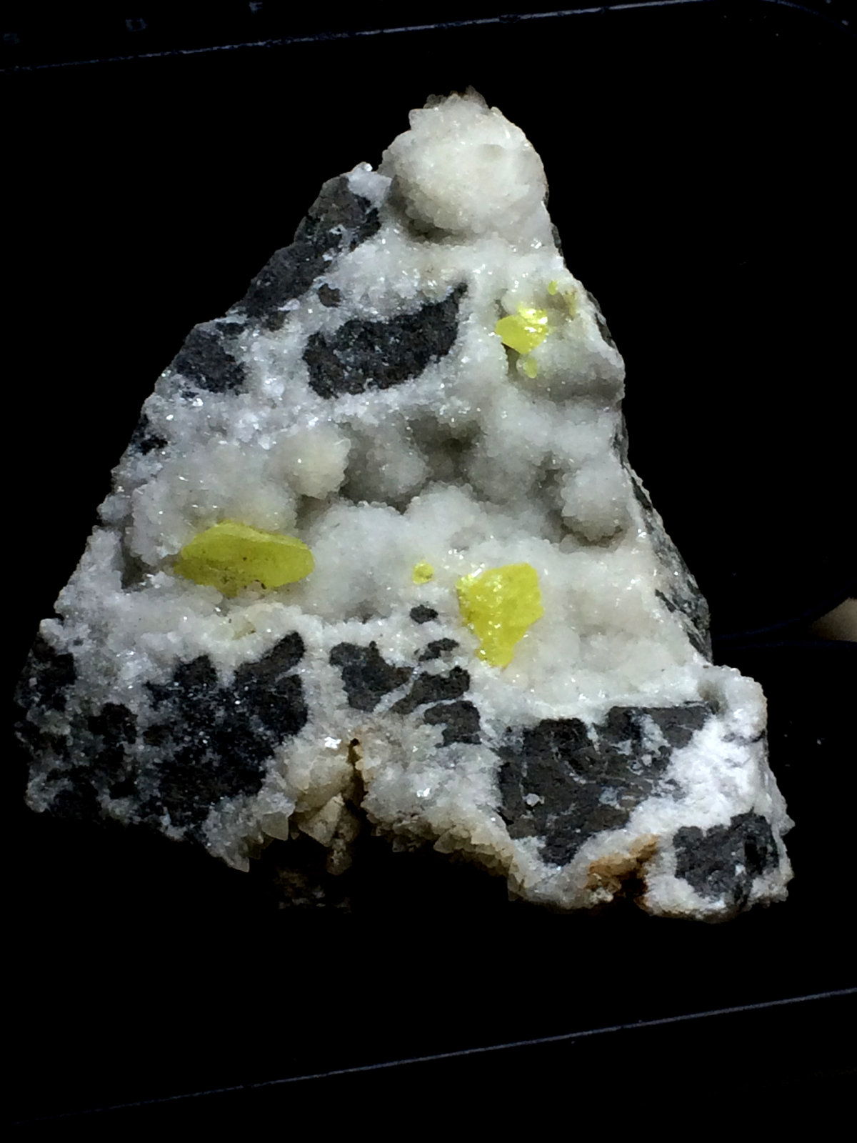 Azufre, Cuarzo
9x9cm
(Autor: Obsi)