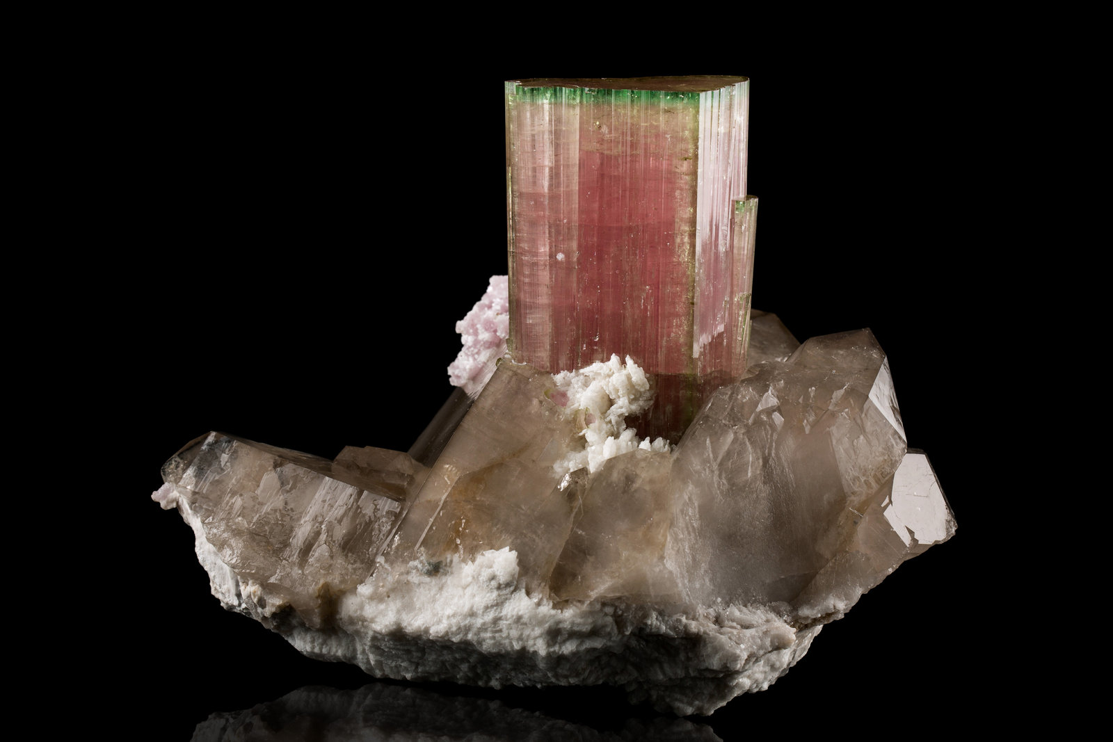 Elbaíta con Cuarzo (variedad ahumado) y 'lepidolita'
19 x 14 x 14.5 cm / Cristal principal: 9.2 cm
(Autor: Museo MIM)
