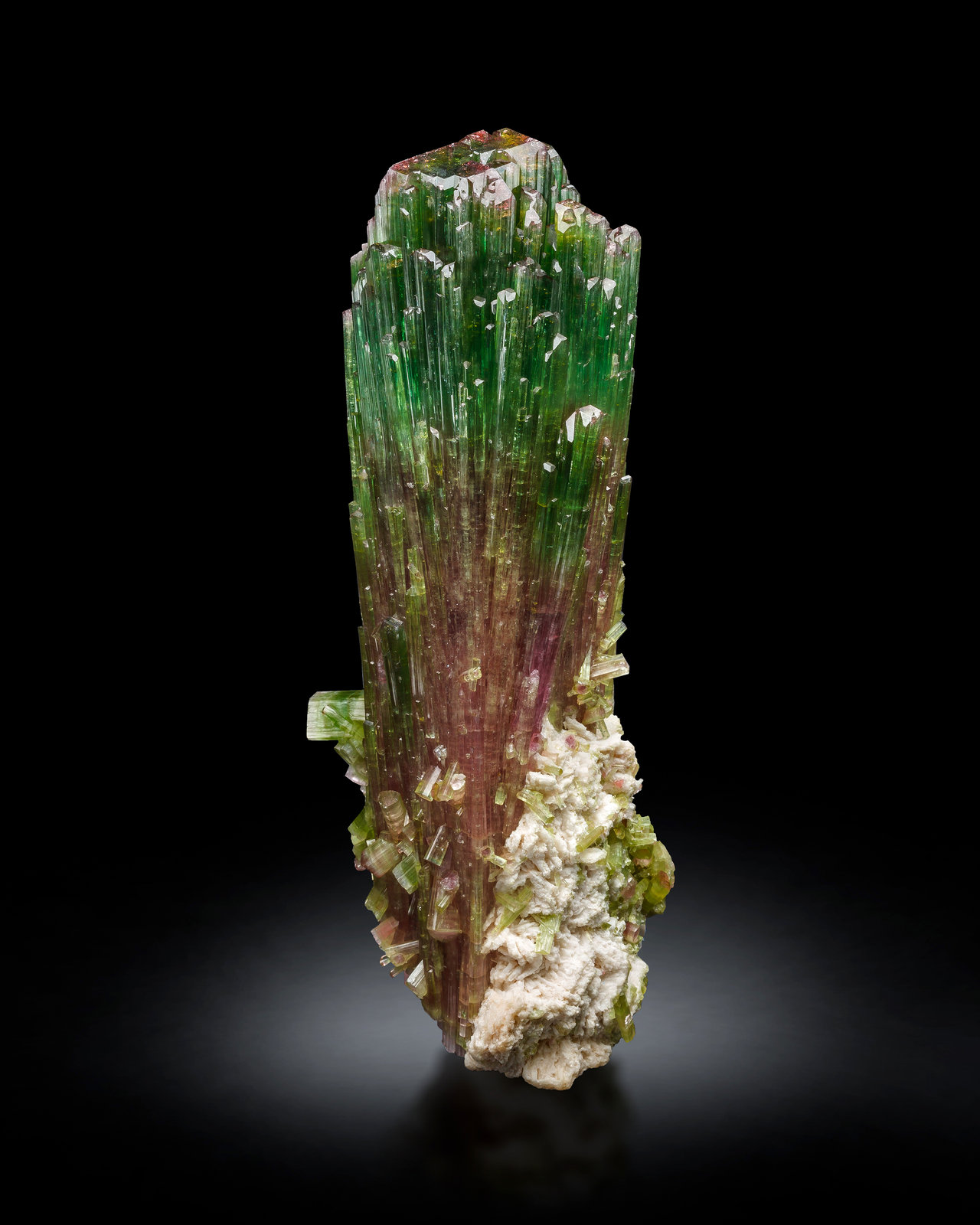 Elbaita con Albita (variedad cleavelandita)
9 x 9 x 28 cm / cristal principal: 27.0 cm.
(Autor: Museo MIM)