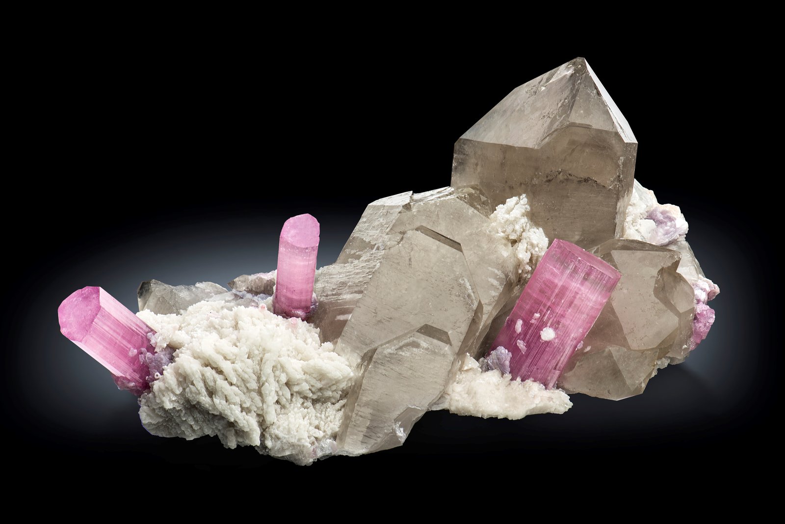 Elbaíta  con Cuarzo (variedad ahumado), Albita y lepidolita
25 x 14 x 7.5 cm / cristal principal: 5.8 cm
(Autor: Museo MIM)