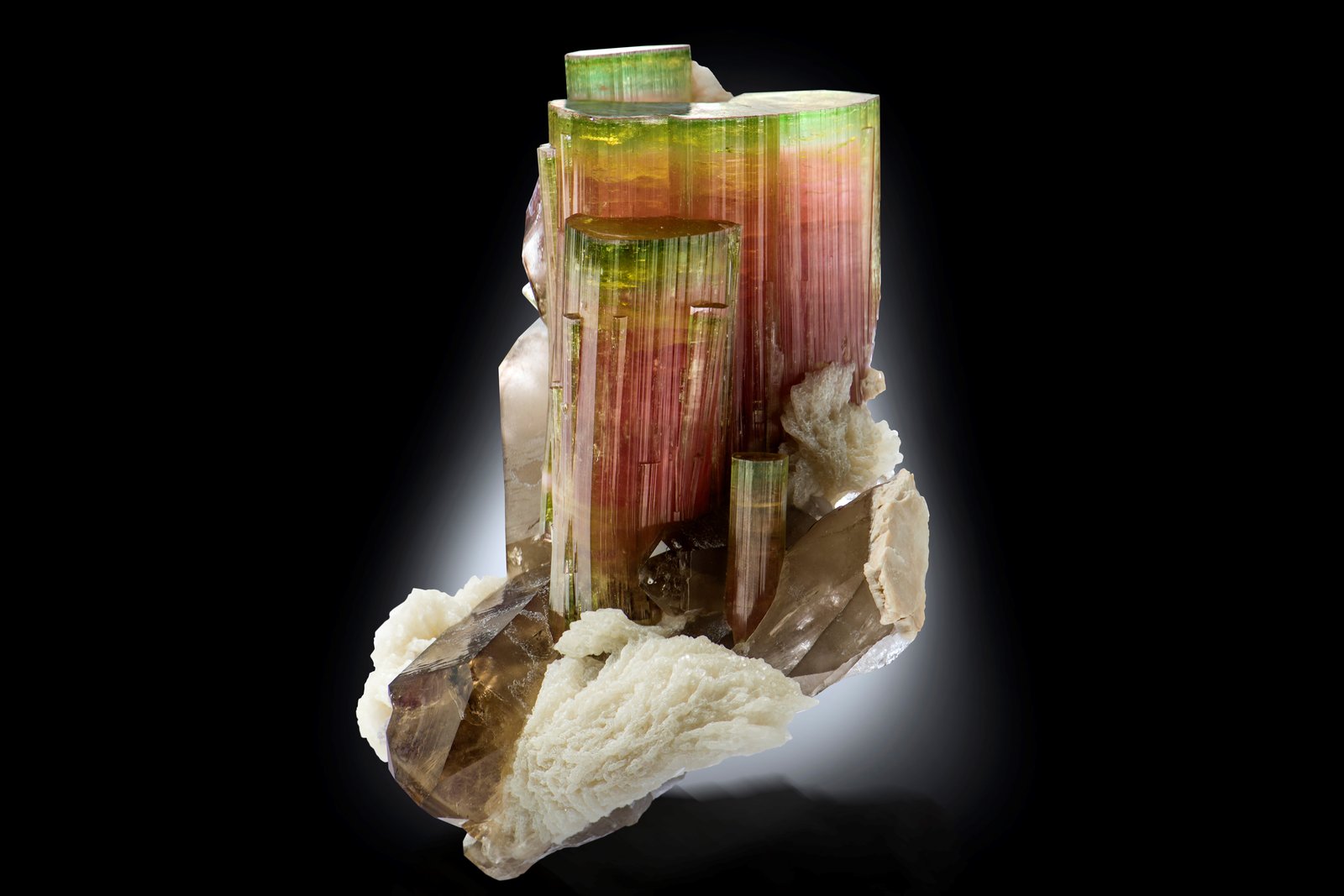 Elbaíta con Ortoclasa, lepidolita, Albita y Cuarzo (variedad ahumado)
14.5 x 12 x 16 cm / cristal principal: 9.2 cm
(Autor: Museo MIM)