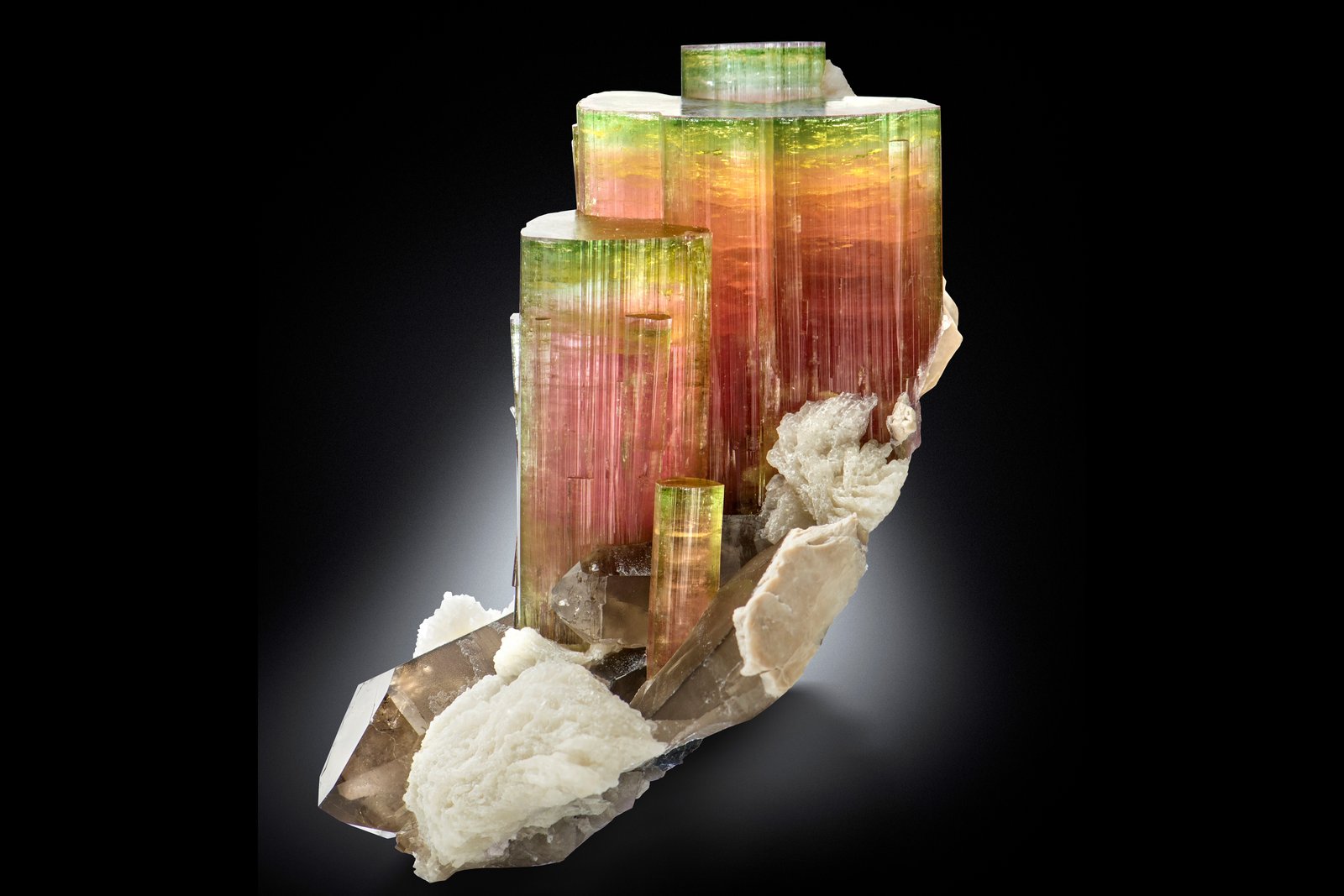 Elbaíta con Ortoclasa, lepidolita, Albita y Cuarzo (variedad ahumado)
14.5 x 12 x 16 cm / cristal principal: 9.2 cm
(Autor: Museo MIM)
