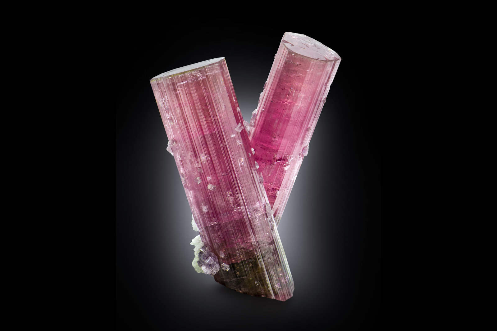 Elbaíta (variedad rubellita) con Albita (variedad cleavelandita)
8 x 5 x 10 cm / Cristal principal: 10 cm.
(Autor: Museo MIM)