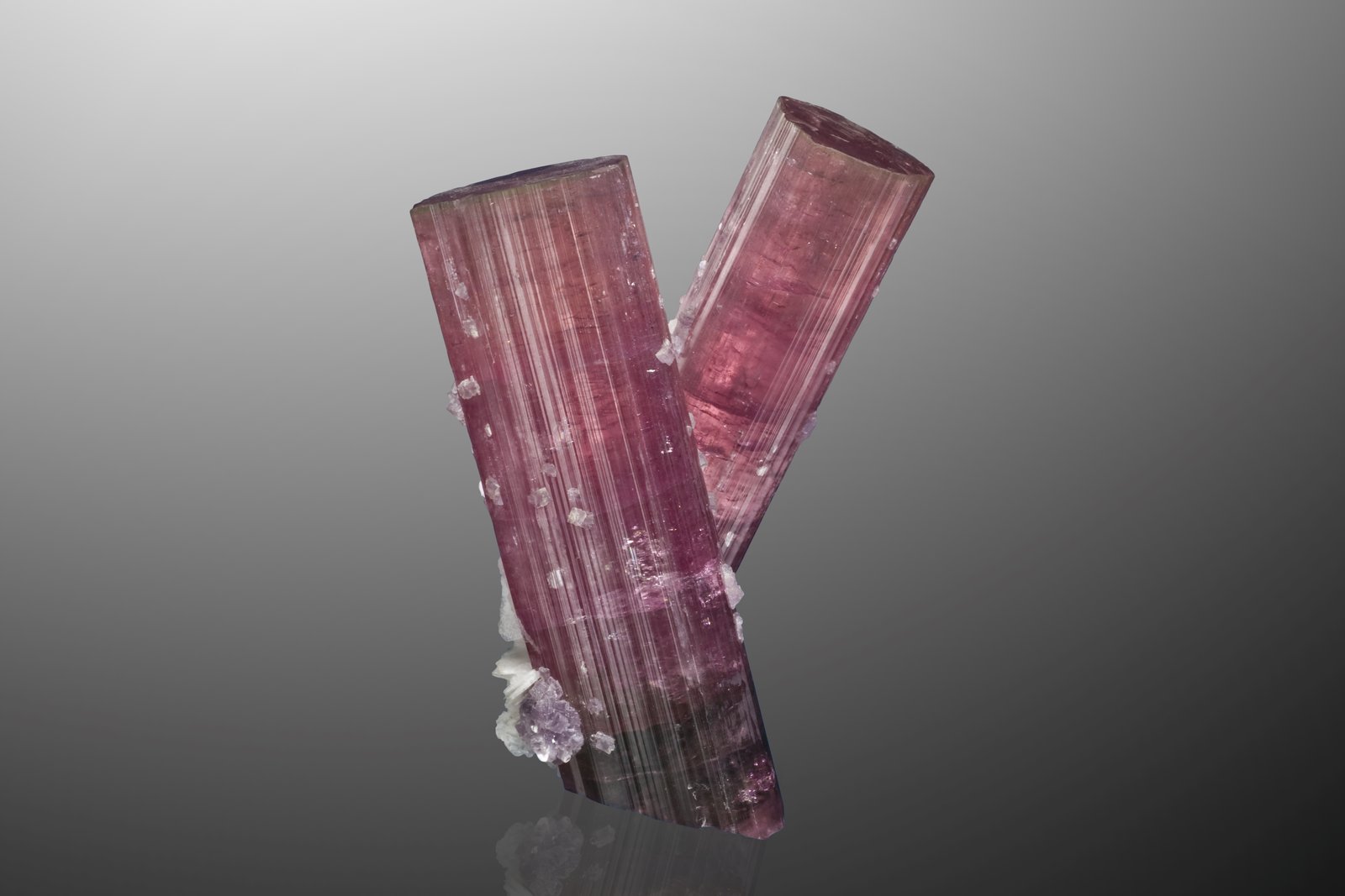 Elbaíta (variedad rubellita) con Albita (variedad cleavelandita)
8 x 5 x 10 cm / Cristal principal: 10 cm.
(Autor: Museo MIM)
