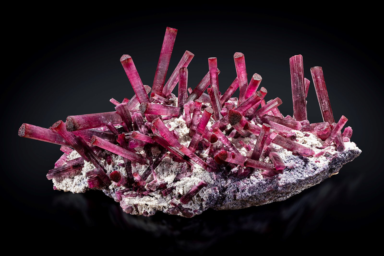 Elbaíta (variedad rubelita) sobre lepidolita con Cookeíta
55 x 38 x 22 cm / Cristal principal: 19 cm.
(Autor: Museo MIM)