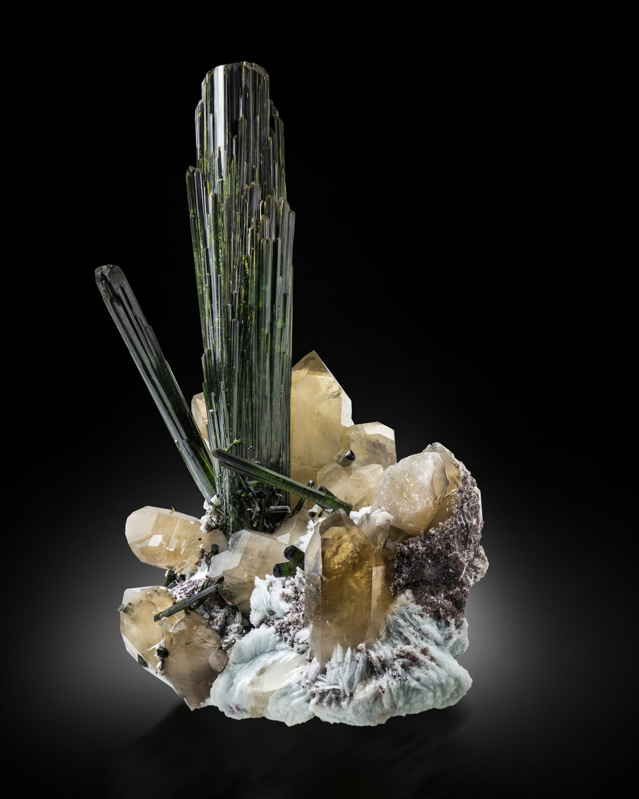 Elbaíta (variedad verdelita) en Cuarzo (variedad ahumado) y con Albita y lepidolita
56 x 37 x 45 cm / cristal principal: 49 cm
(Autor: Museo MIM)