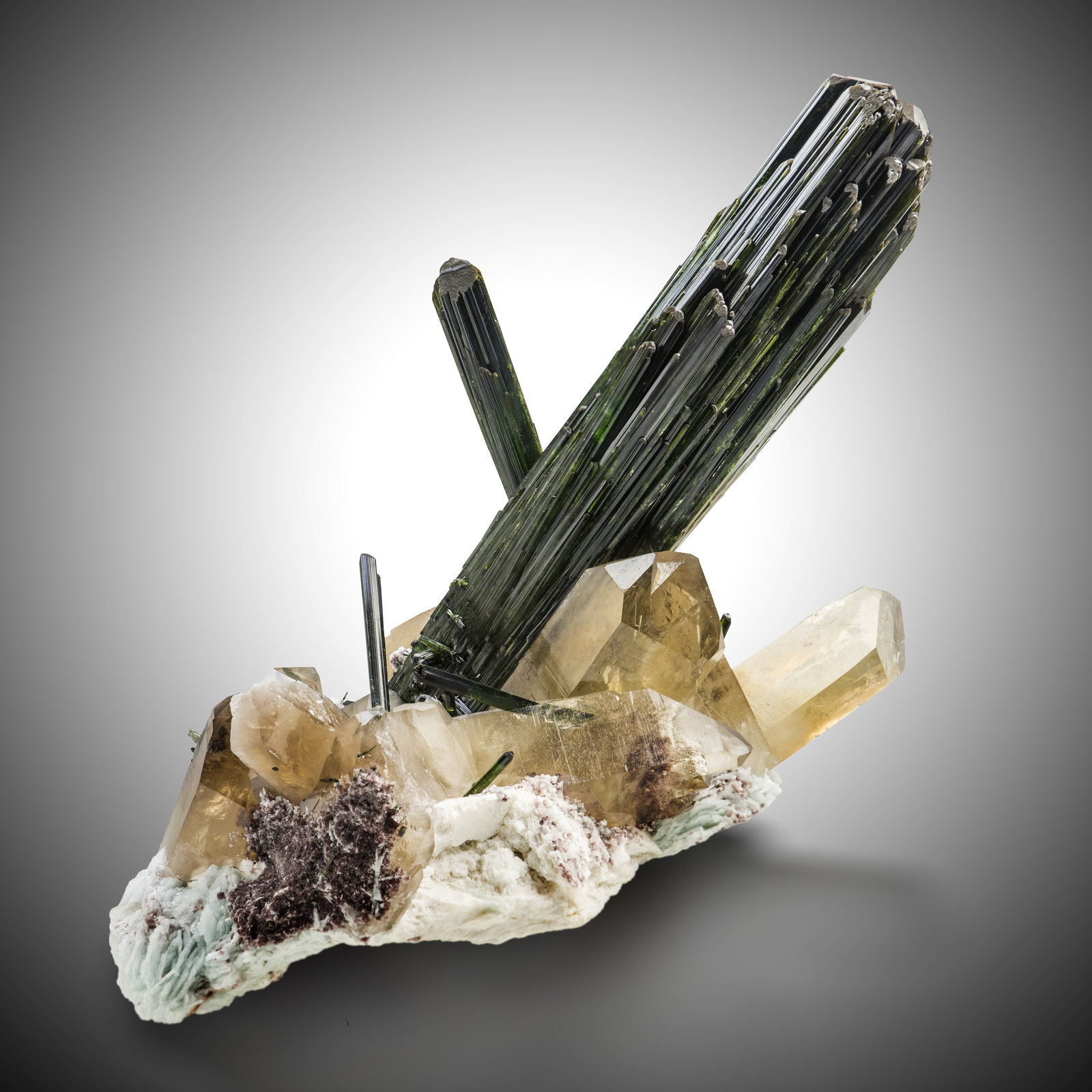 Elbaíta (variedad verdelita) en Cuarzo (variedad ahumado) y con Albita y lepidolita
56 x 37 x 45 cm / cristal principal: 49 cm
(Autor: Museo MIM)