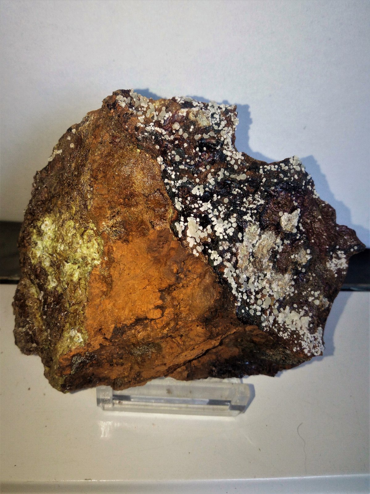 Fluorapatito (variedad carbonato-fluorapatito), Calcioferrita
10x7,5 cm.
(Autor: Adri Rodríguez)