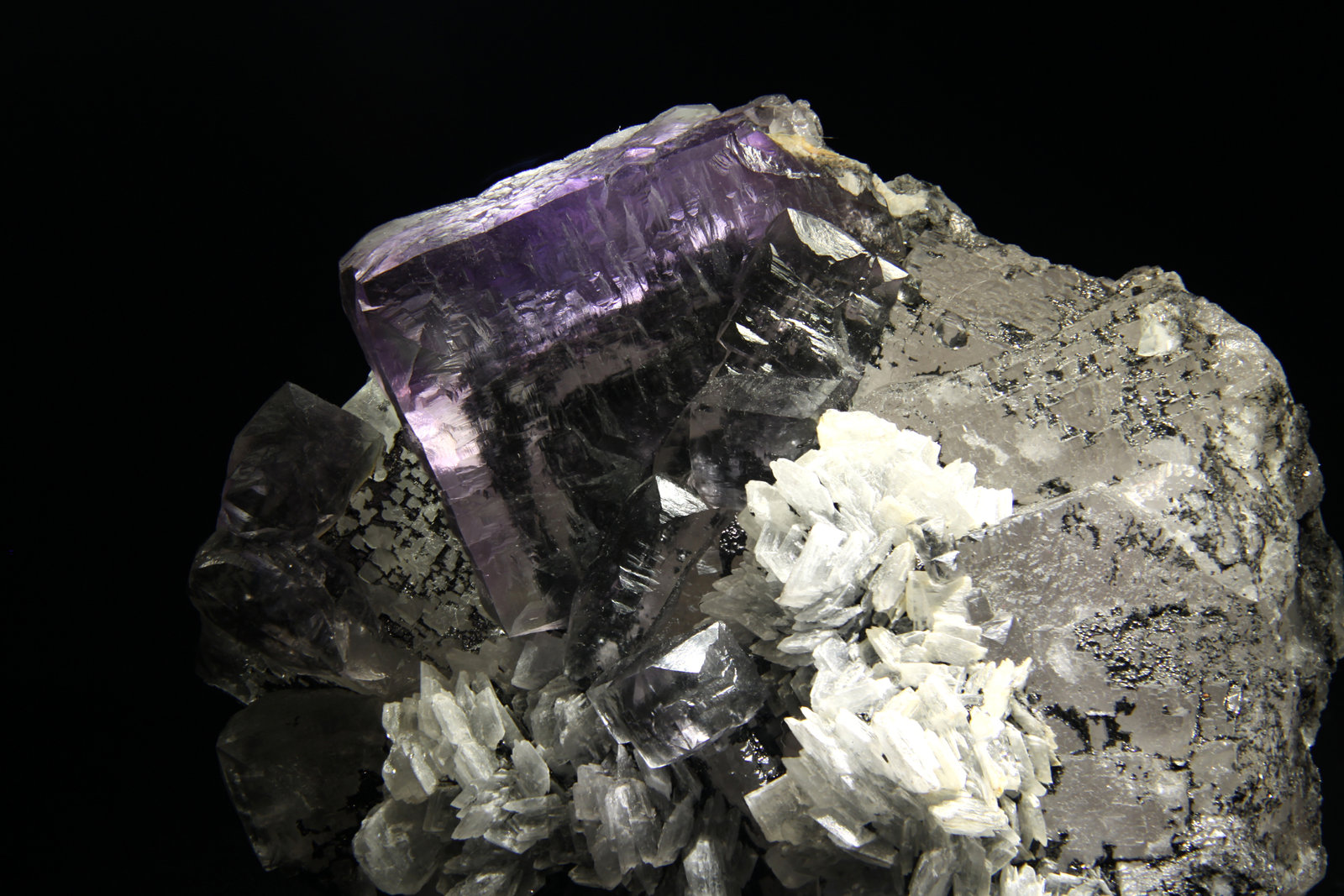 Fluorita, Barita
15x11cm, cristales hasta 55mm de arista
(Autor: Raul Vancouver)