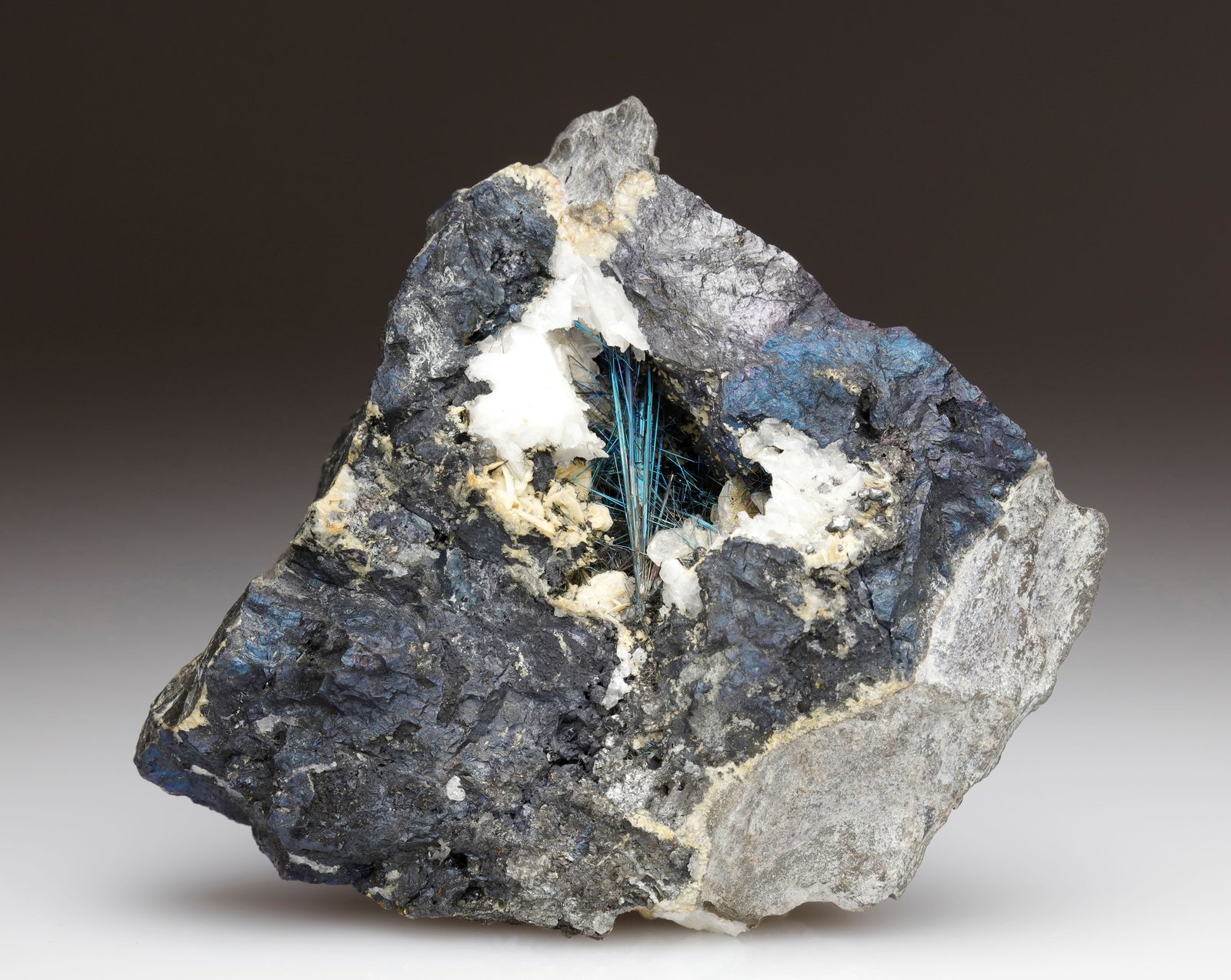 Emplectita
9 x 4.5 x 8 cm / cristal principal: 3.0 cm
(Autor: Museo MIM)