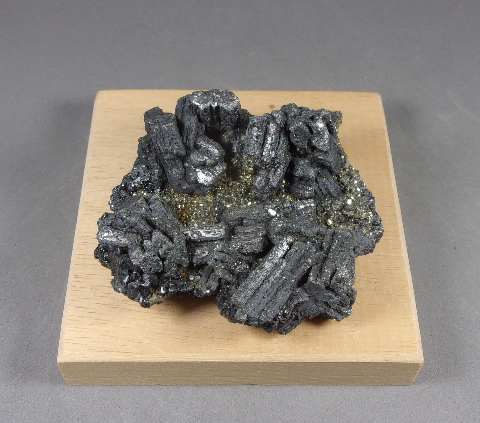 Enargita
6,9 x 6,4 x 2,6 cm.
(Autor: J. G. Alcolea)