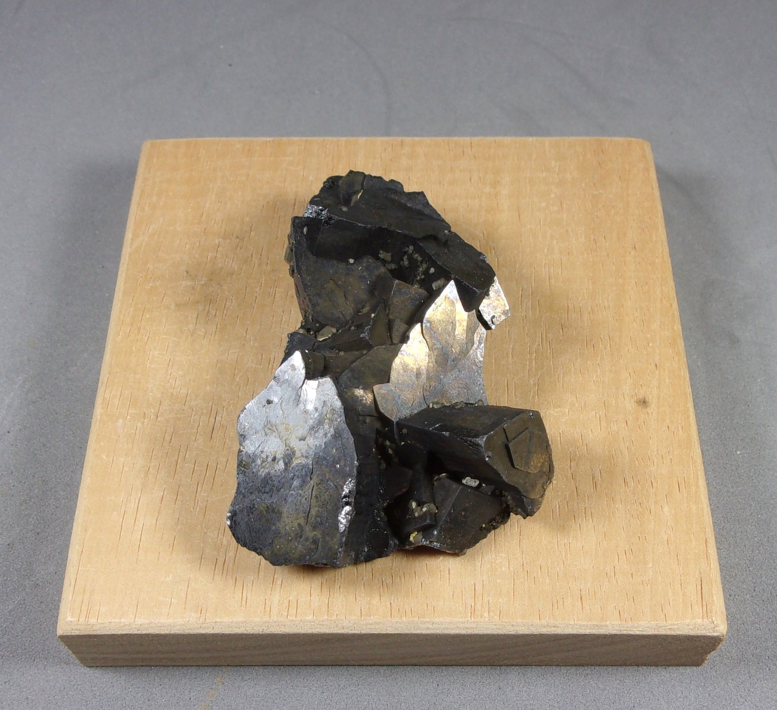 Enargita
5,7 x 4,1 x 2,1 cm.  78 g.
(Autor: J. G. Alcolea)