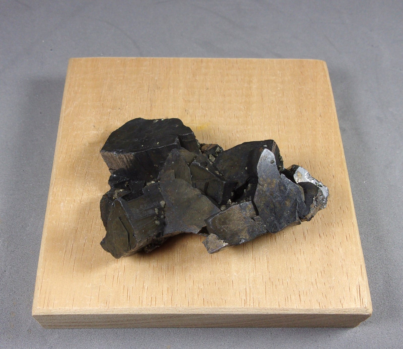 Enargita
5,7 x 4,1 x 2,1 cm.  78 g.
(Autor: J. G. Alcolea)