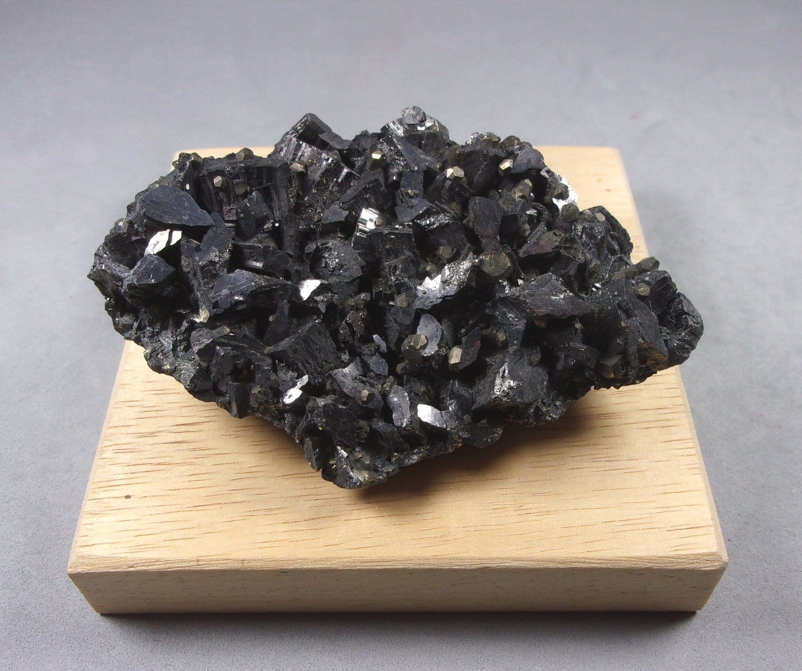 Enargita
8 x 5,5 x 2 cm.
(Autor: J. G. Alcolea)