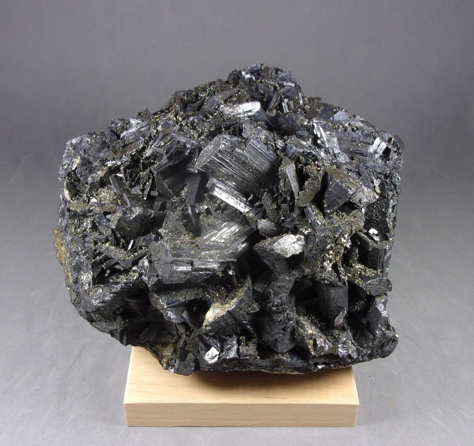 Enargita
13,6 x 12,6 x 8,2 cm. Cristal más grande 26 milímetros.
(Autor: J. G. Alcolea)