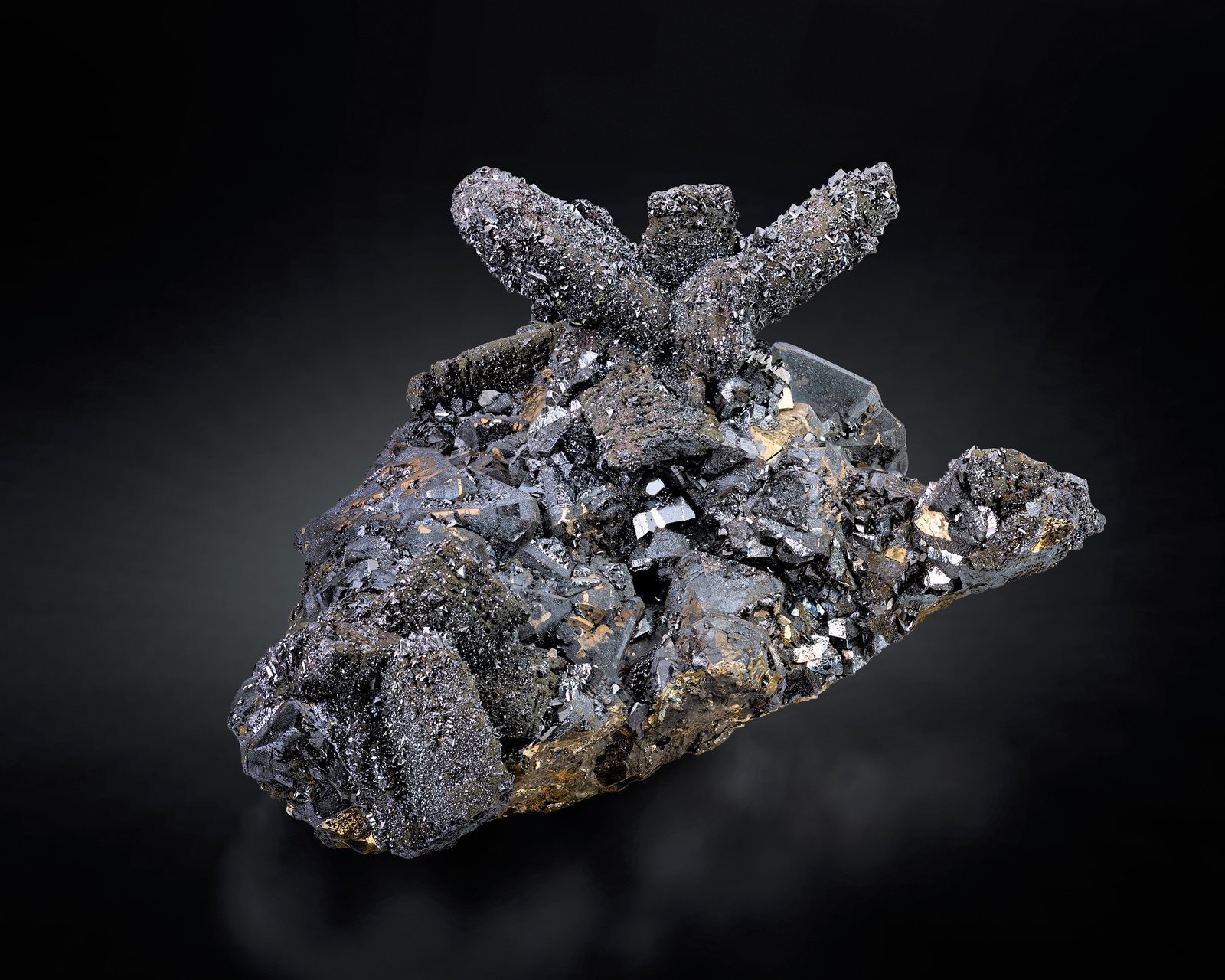 Enargita y Pirita
8 x 7.5 x 5 cm / cristal principal: 2.5 cm
(Autor: Museo MIM)