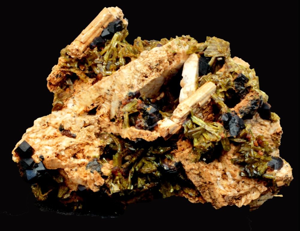 Epidota
60 x 38 x 25 mm.
(Autor: José Luis Zamora)