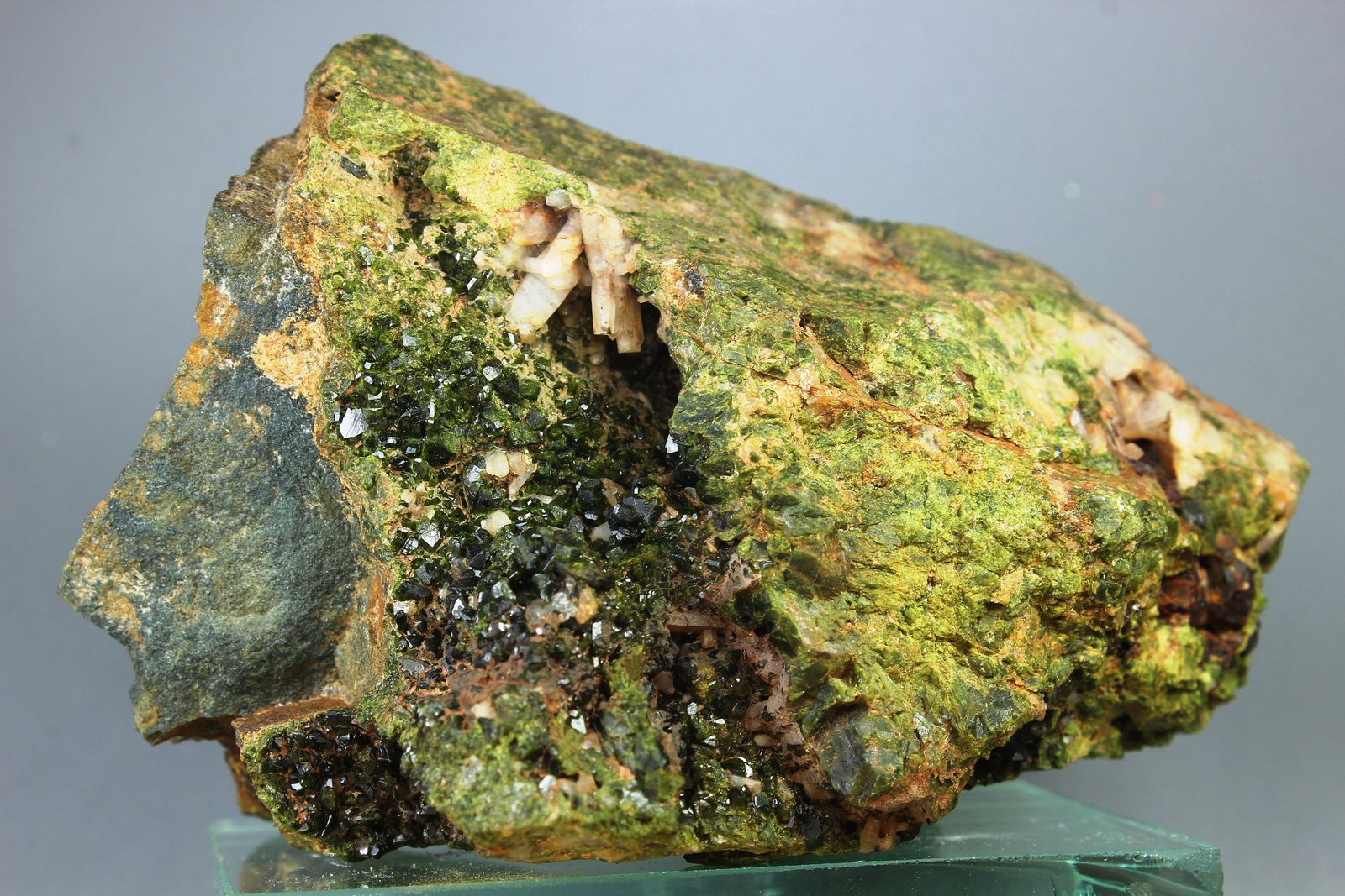 Epidota
140x57x63 mm
(Autor: Juan Espino)