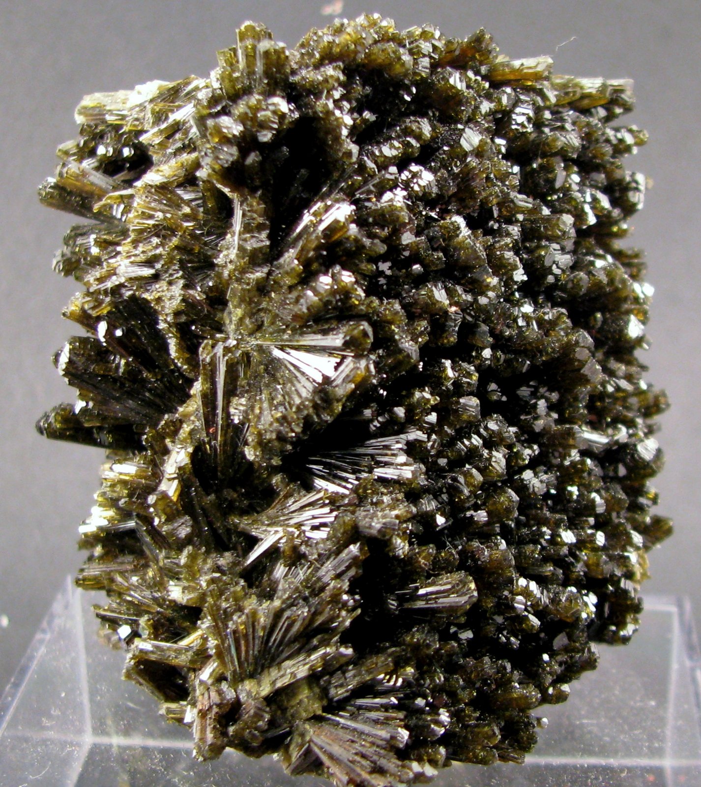 Epidota
53 x 46 x 33mm.
(Autor: José Luis Zamora)