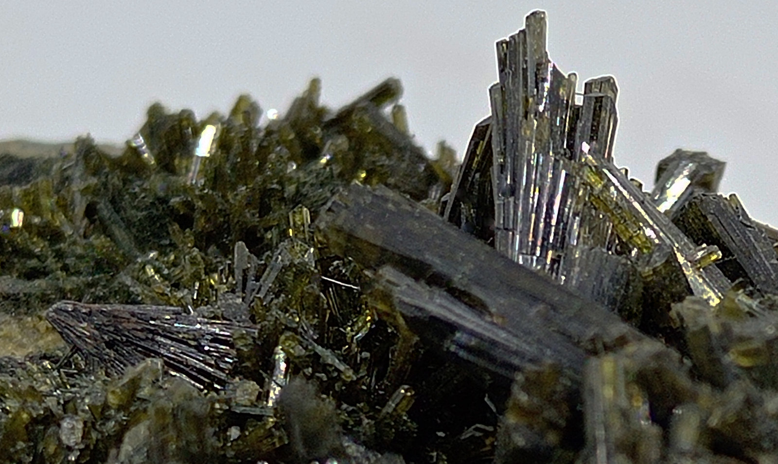 Epidota
90x55x40  mm.
(Autor: Luis Edmundo Sánchez Roja)