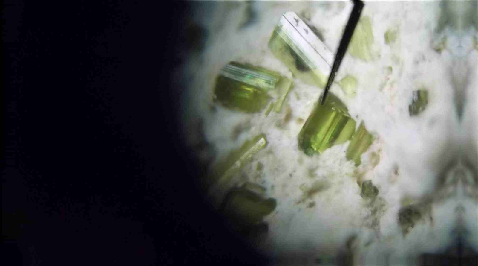 Clinozoisita
0,5 mm cada cristal
(Autor: Alvaro2121)