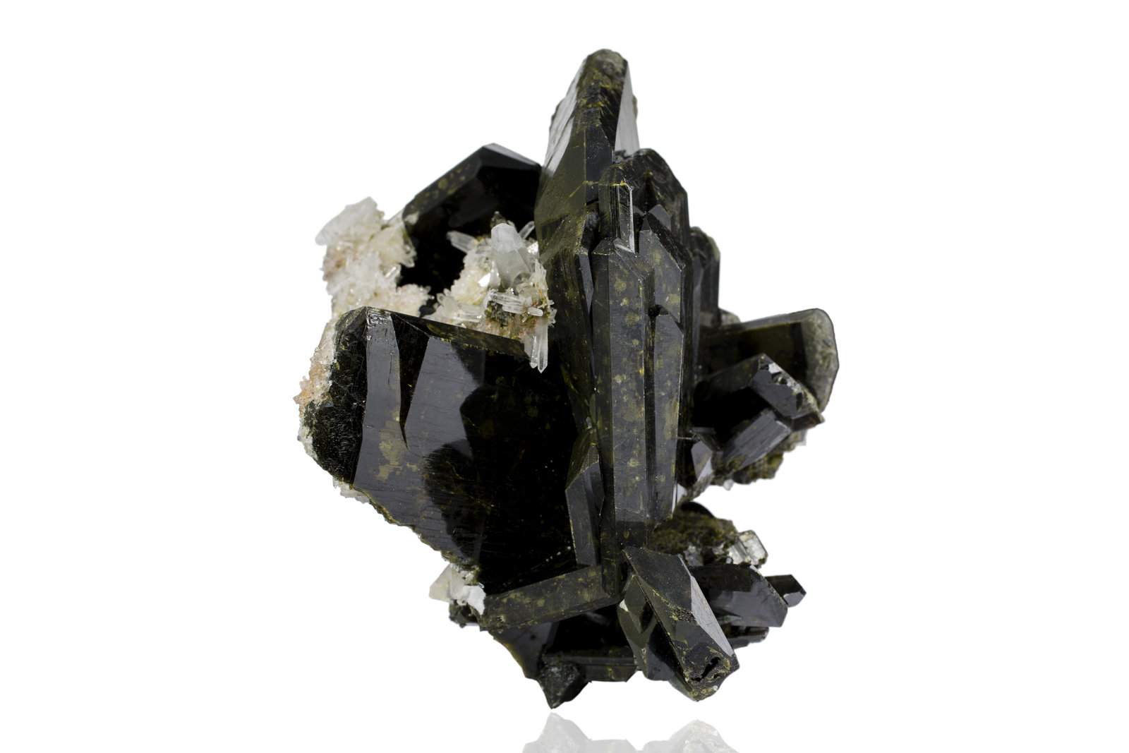 Epidota con Cuarzo
16 x 18 x 15 cm / Cristal principal: 10.4 cm.
(Autor: Museo MIM)