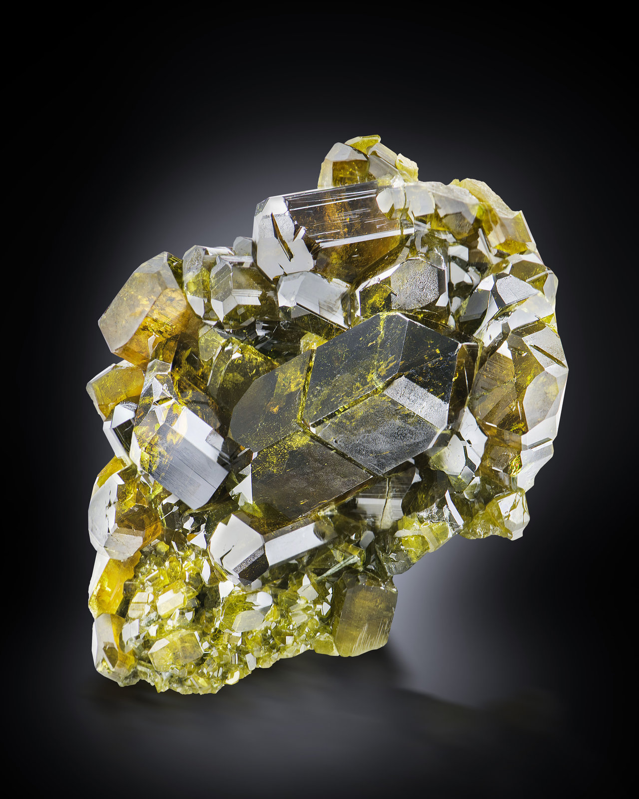 Epidota
6 x 8 x 4 cm / cristal principal: 3.7 cm
(Autor: Museo MIM)