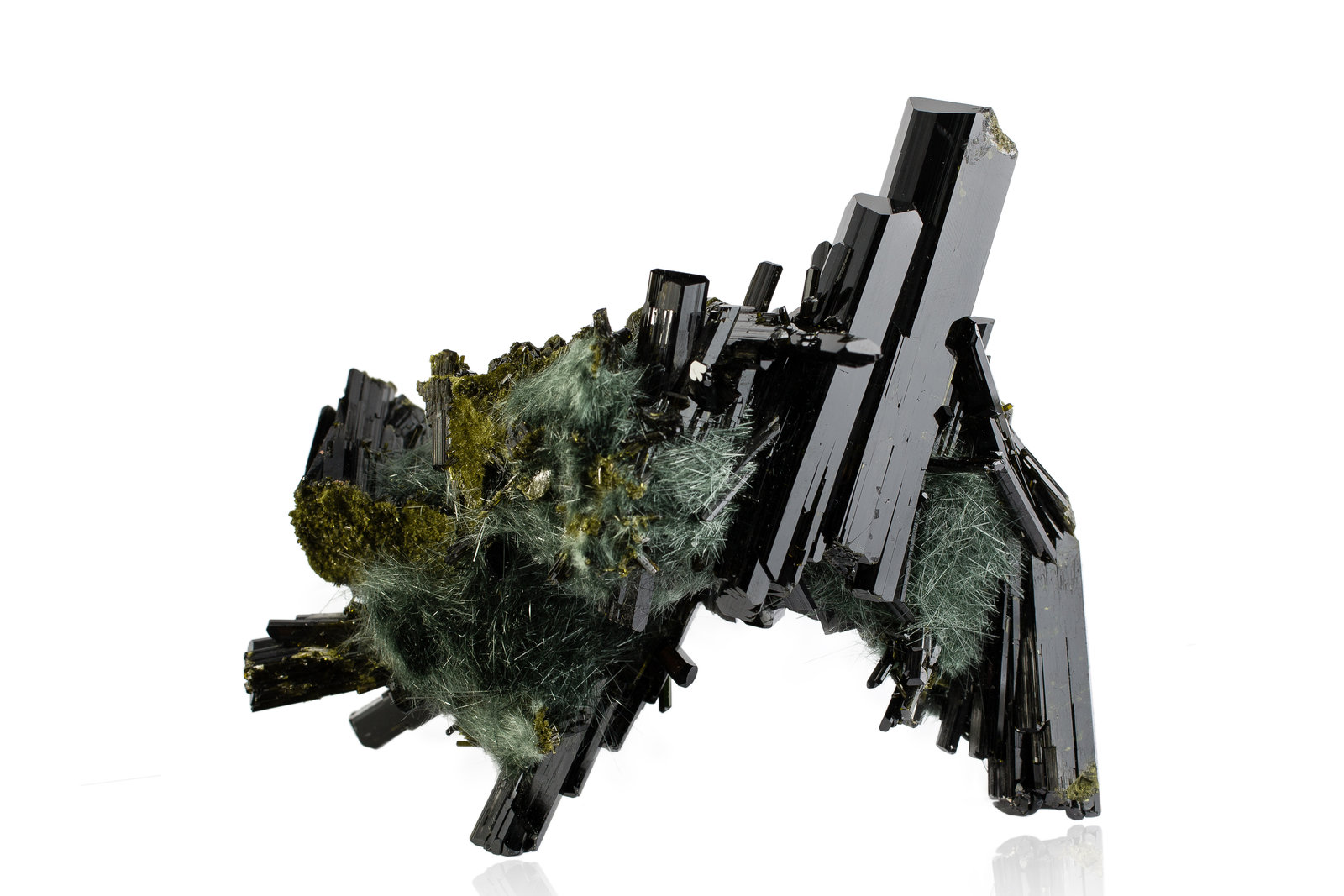 Epidota con Actinolita (variedad bisolita)
12.5 x 10 x 8 cm / Cristal principal: 7.1 cm
(Autor: Museo MIM)