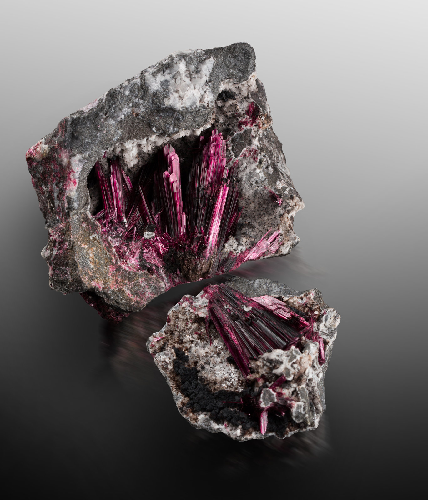 Eritrita [Erythrite]
8.5 x 5 x 7 cm / cristal principal: 4 cm
(Autor: Museo MIM)