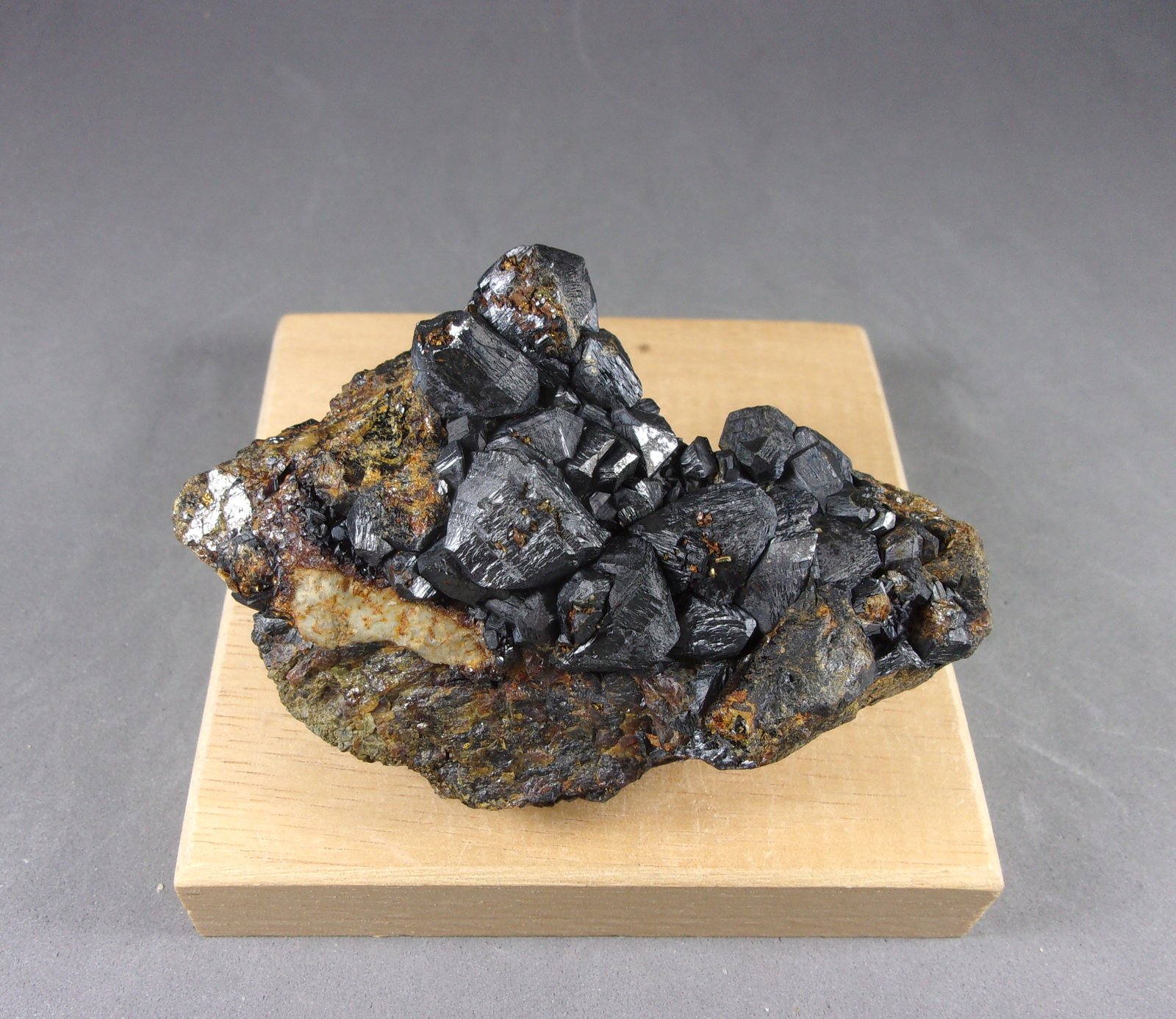 Esfalerita
7,8 x 5,2 x 2,9 cm.
(Autor: J. G. Alcolea)