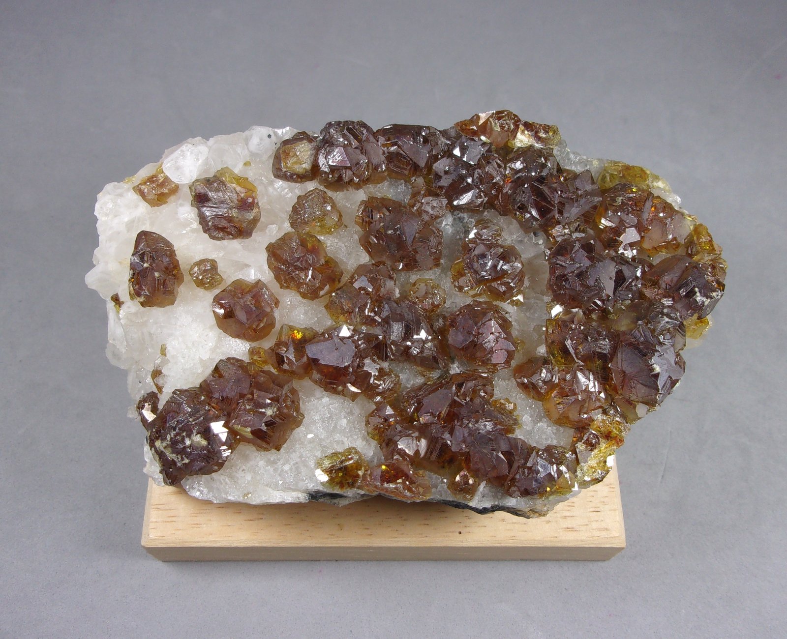 Esfalerita
10 x 6 x 3,5 cm.
(Autor: J. G. Alcolea)