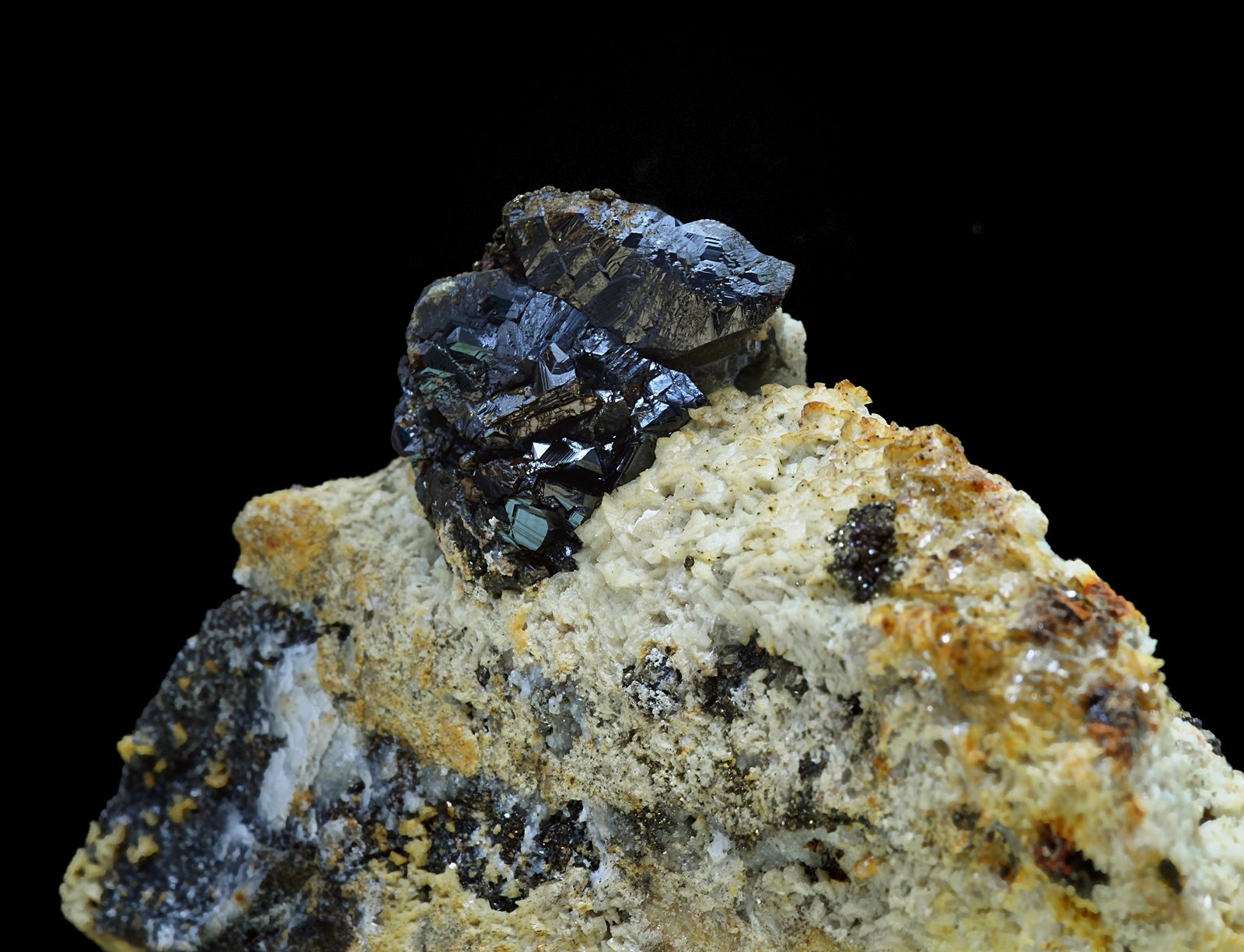 Esfalerita sobre dolomita
Grupo de cristales de 3 x 2 cm
(Autor: Antonio Carmona)