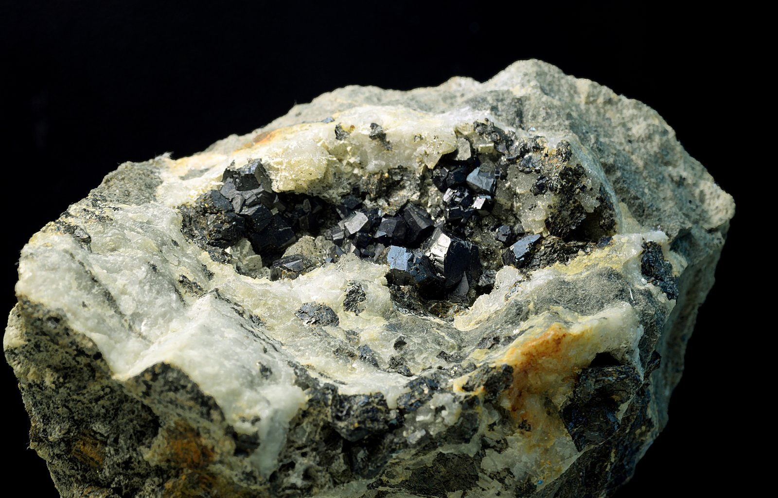 Esfalerita sobre cuarzo
8 x 5 cm
(Autor: Antonio Carmona)