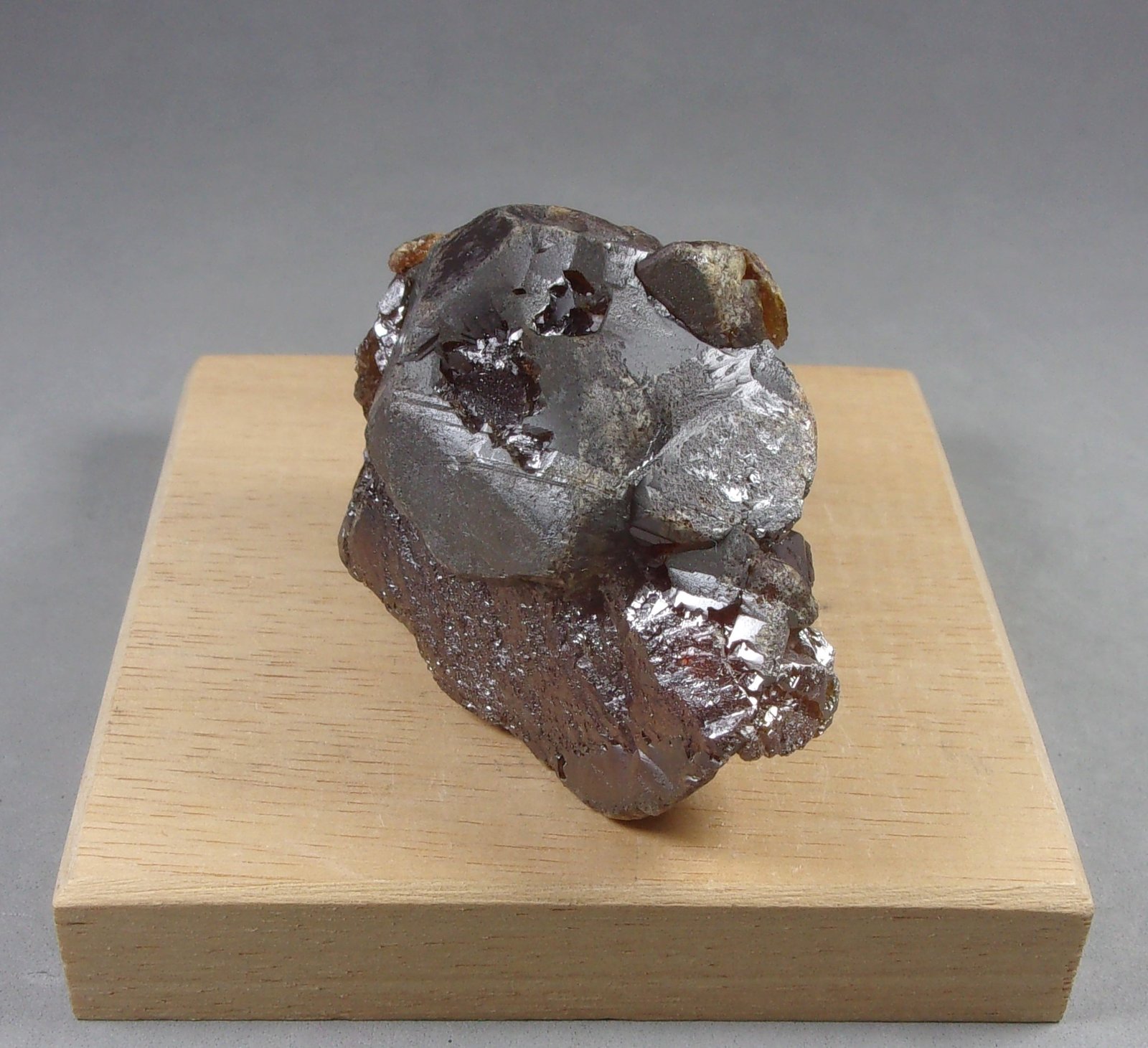 Esfalerita
6 x 4,8 x 3,3 cm. 155,8 g.
(Autor: J. G. Alcolea)