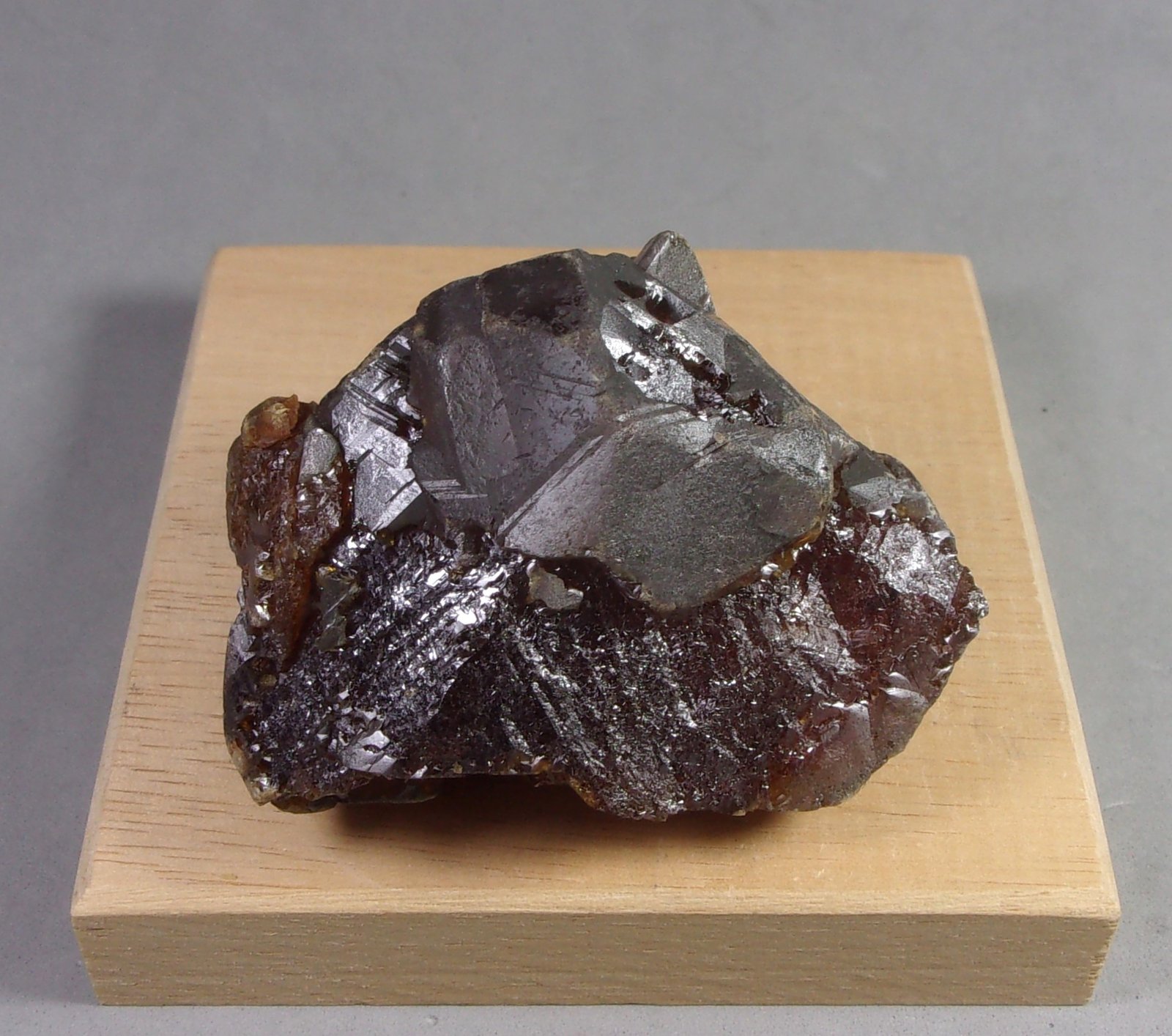 Esfalerita
6 x 4,8 x 3,3 cm. 155,8 g.
(Autor: J. G. Alcolea)