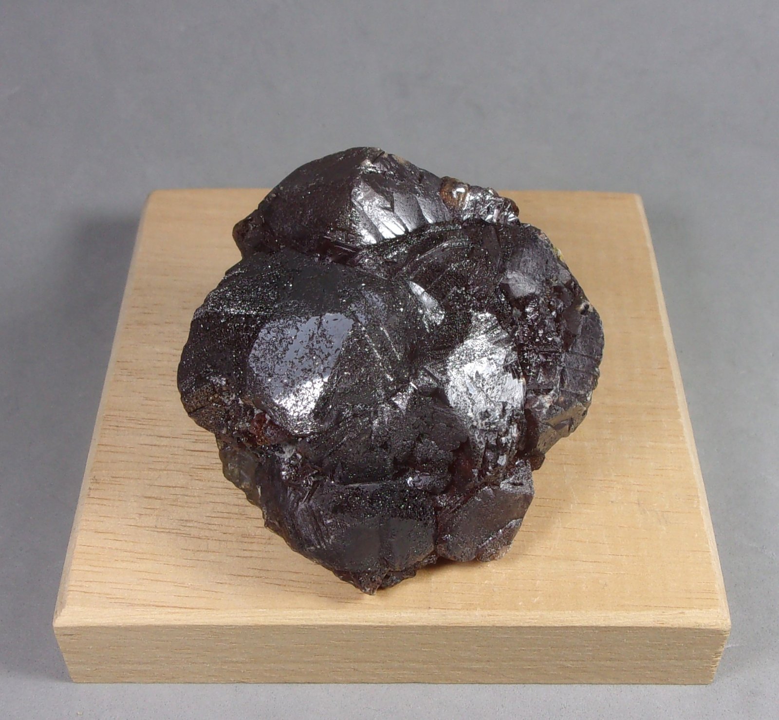 Esfalerita
5,6 x 5,4 x 3,8 cm. 169,9 g.
(Autor: J. G. Alcolea)