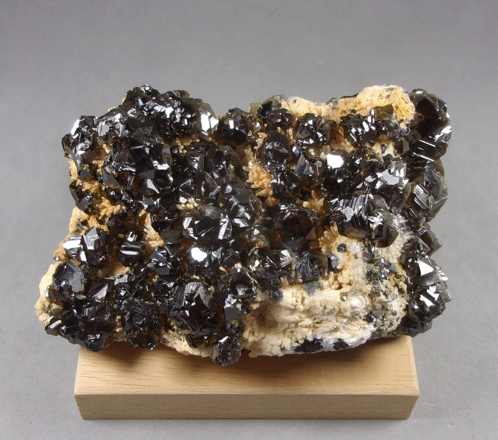 Esfalerita
10,1 × 6,2 × 4 cm.
(Autor: J. G. Alcolea)