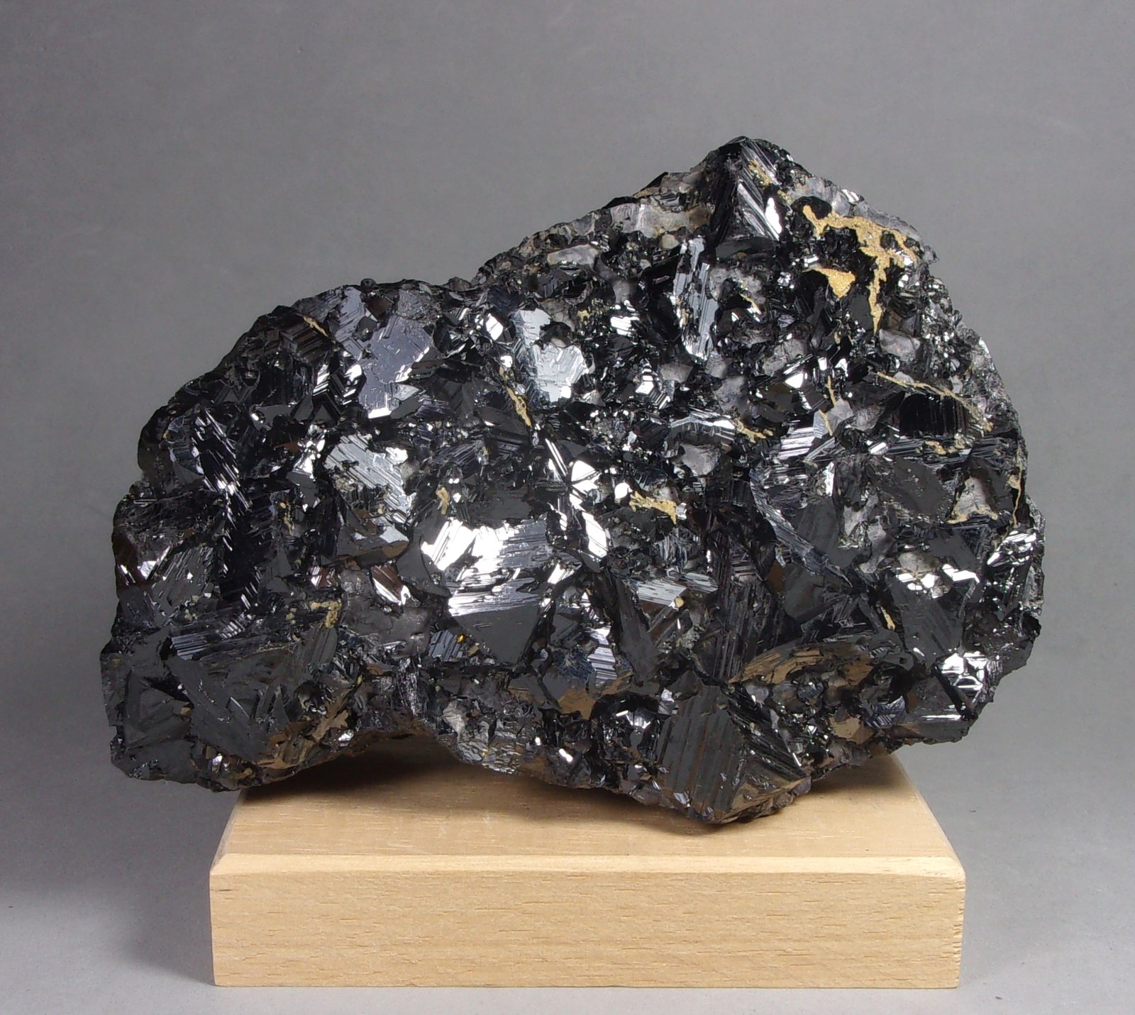 Esfalerita
10,7 x 7,8 x  5 cm. 717 g.
(Autor: J. G. Alcolea)