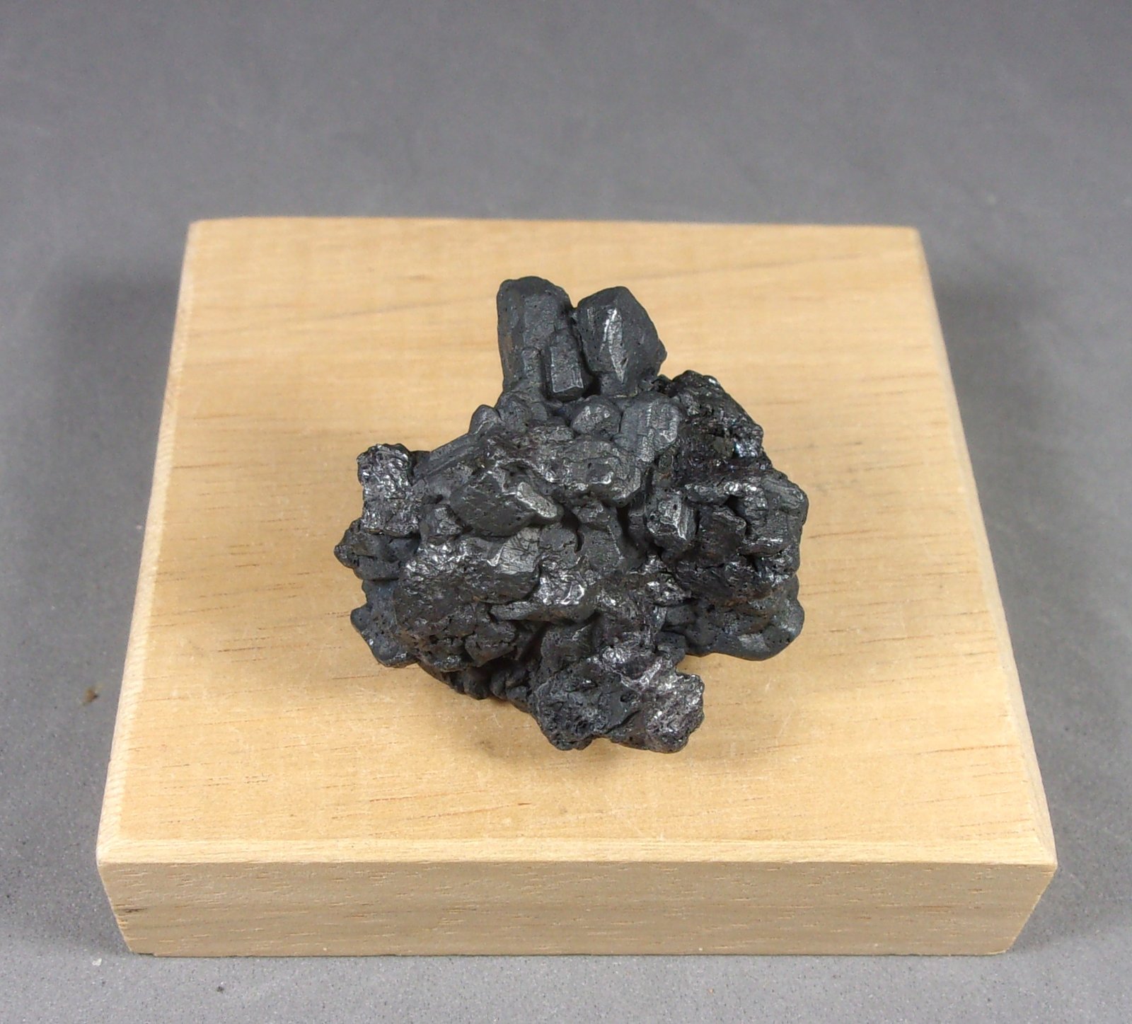 Estefanita
3 x 2,9 x 1,7 cm.  31 g.
(Autor: J. G. Alcolea)