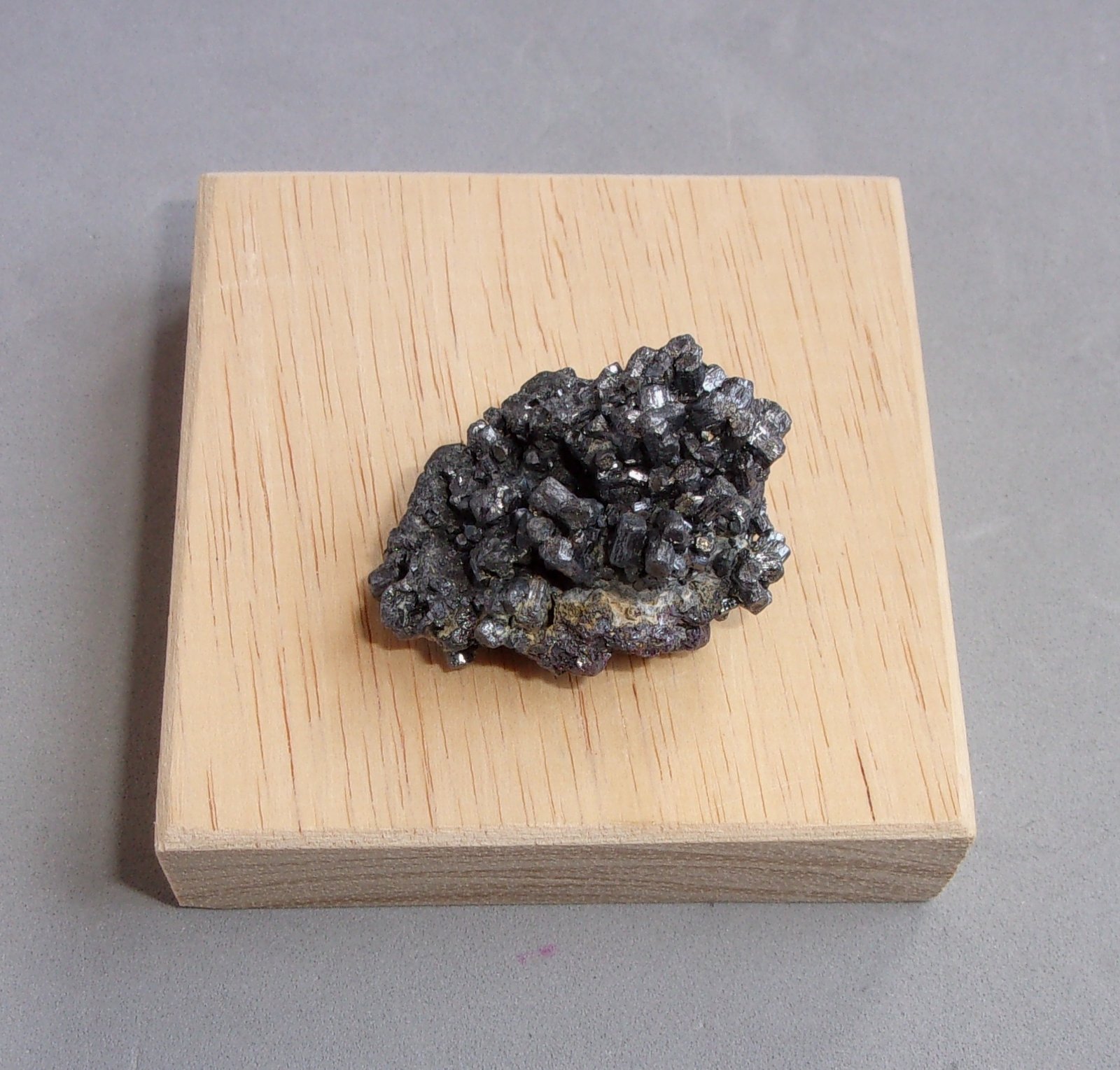 Estefanita
3,2 x 2 x 1,6 cm.
(Autor: J. G. Alcolea)