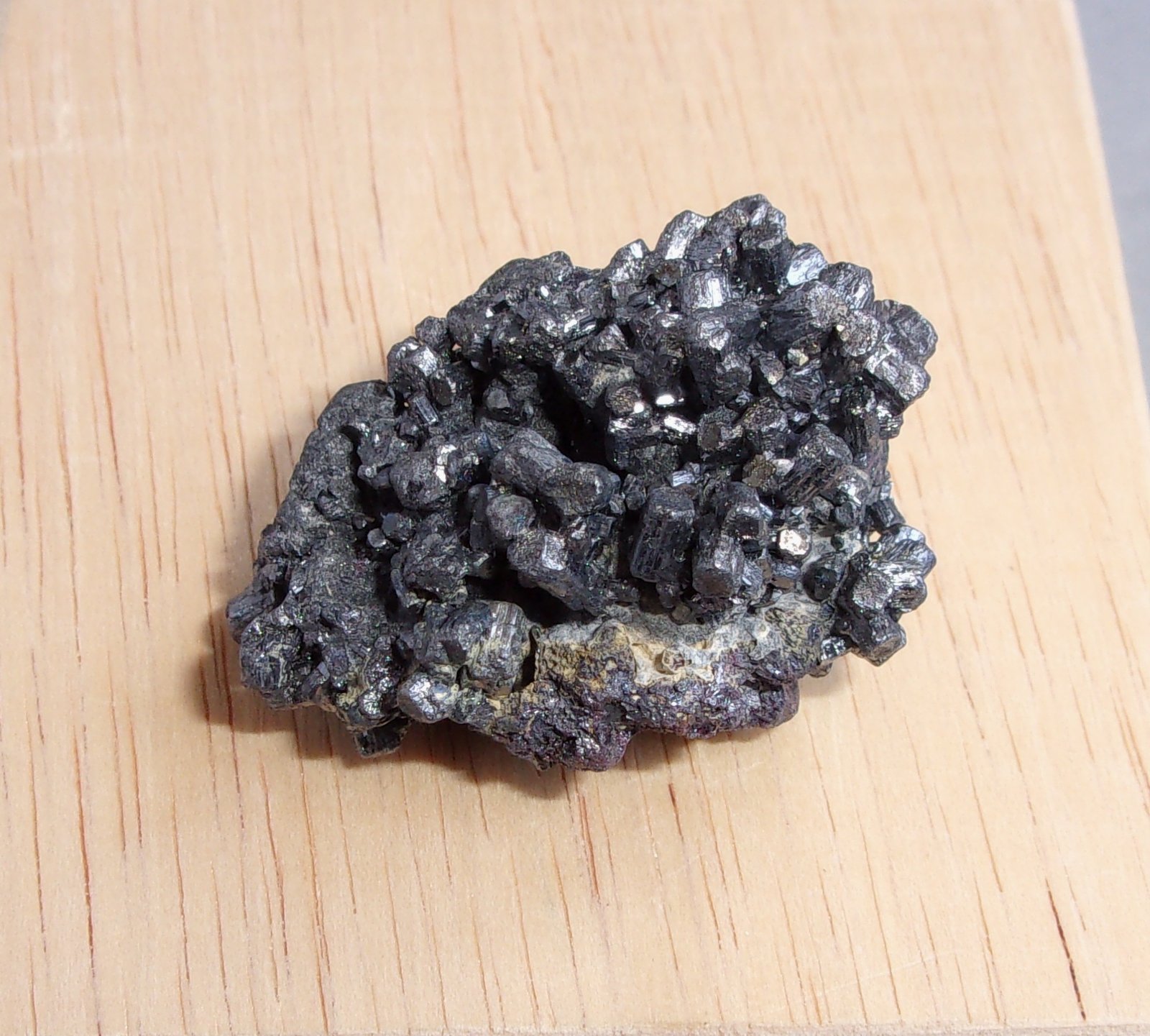 Estefanita
3,2 x 2 x 1,6 cm.
(Autor: J. G. Alcolea)